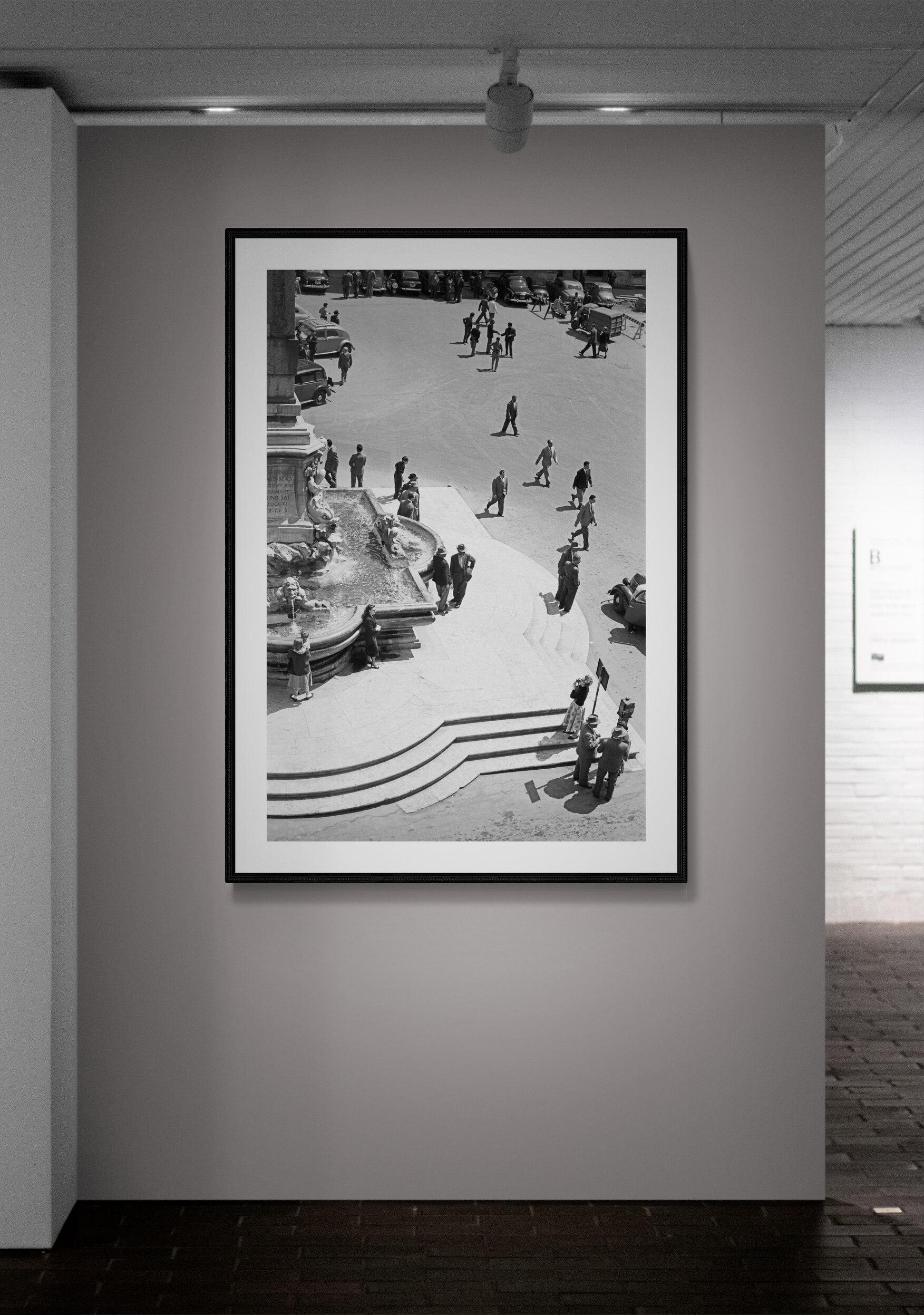 Kunstwerk # 2 auf 5 verkauft in limitierter Auflage in perfektem Zustand 

Mezzogiorno al Pantheon, 1958. Mittags markiert ein Brunnen auf dem Pantheonplatz, ein Werk von Giacomo della Porta, (wie so viele andere Werke dieses Architekten, wie die