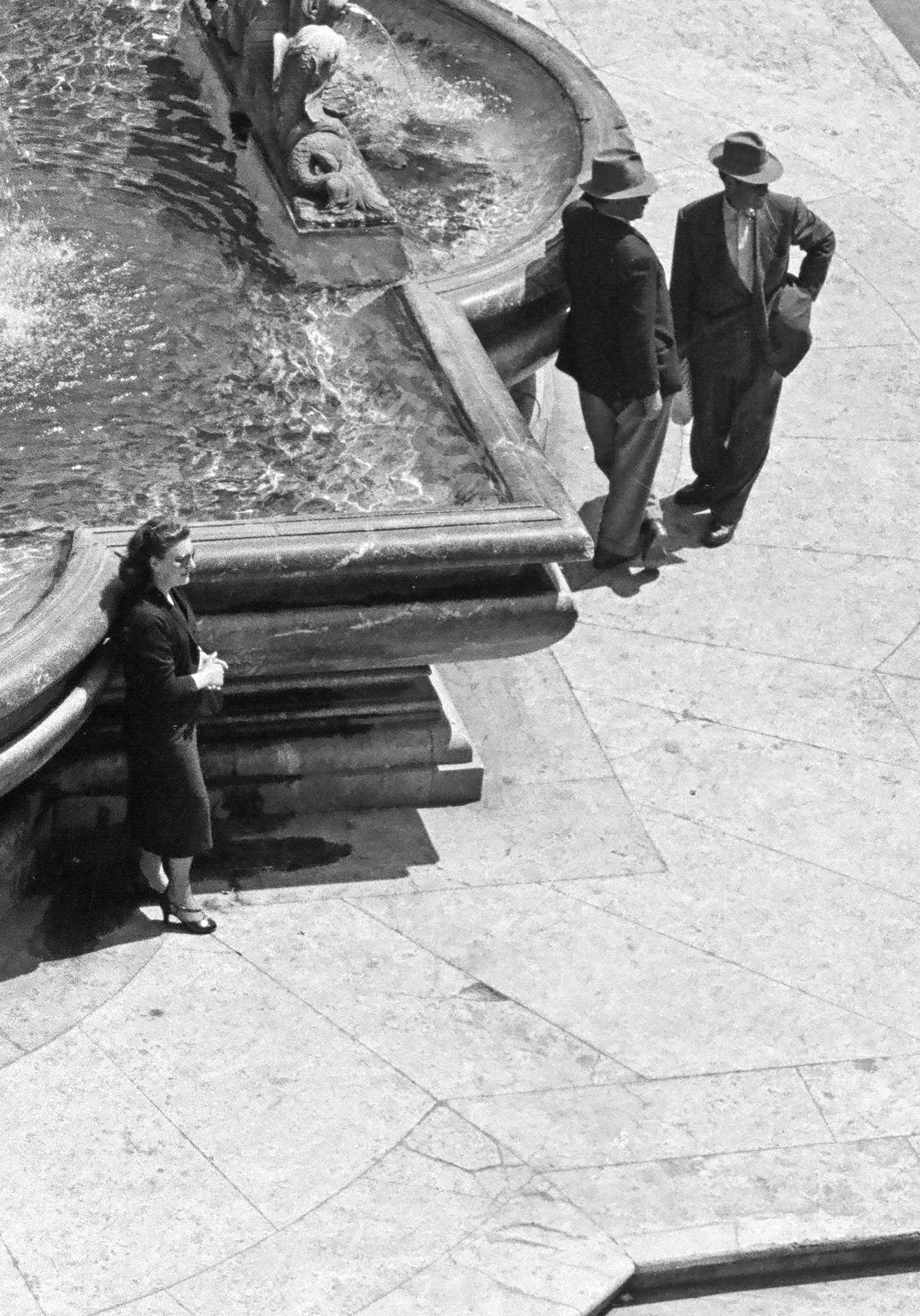 Mezzogiorno al Pantheon, Rome, 1958 - Limited Edition Black & White Photography - Gray Black and White Photograph by Fabrizio La Torre