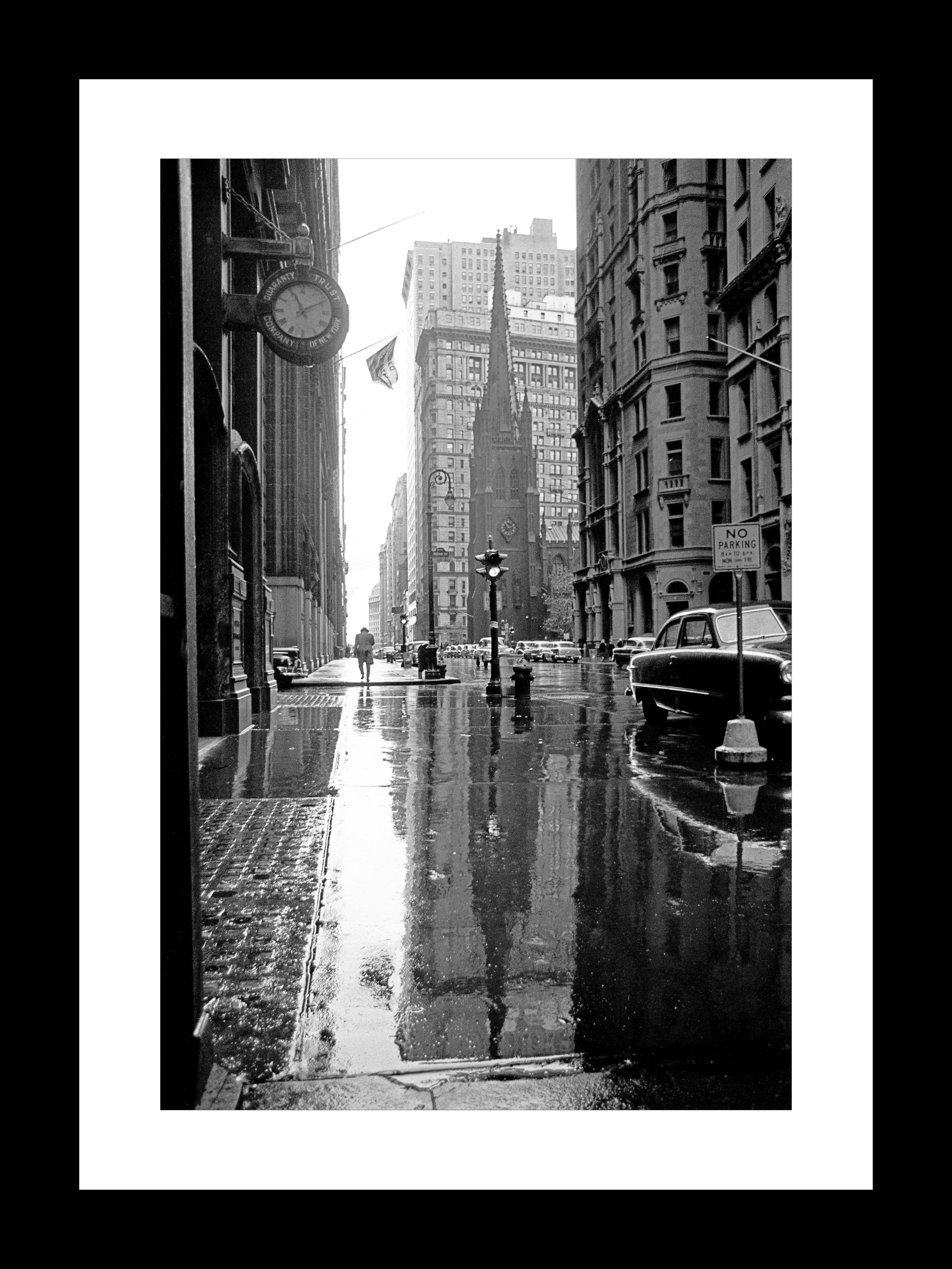 On Broadway, New York, 1955 Édition encadrée Photographie contemporaine en noir et blanc - Noir Black and White Photograph par Fabrizio La Torre