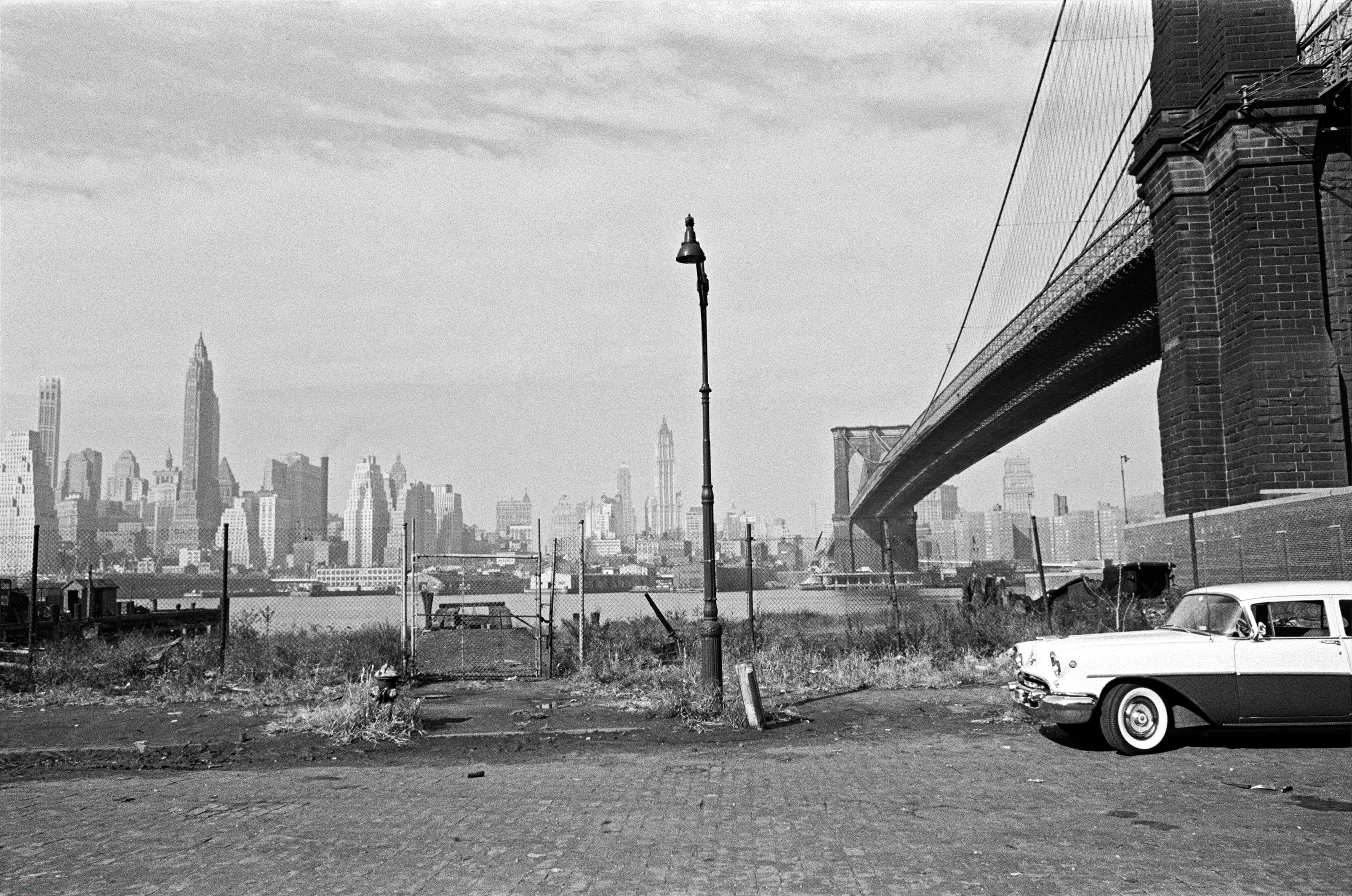 Fabrizio La Torre Black and White Photograph – Paeseggio Urbano, New York City (1955) - Großformatiger Schwarz-Weiß-Kunstdruck