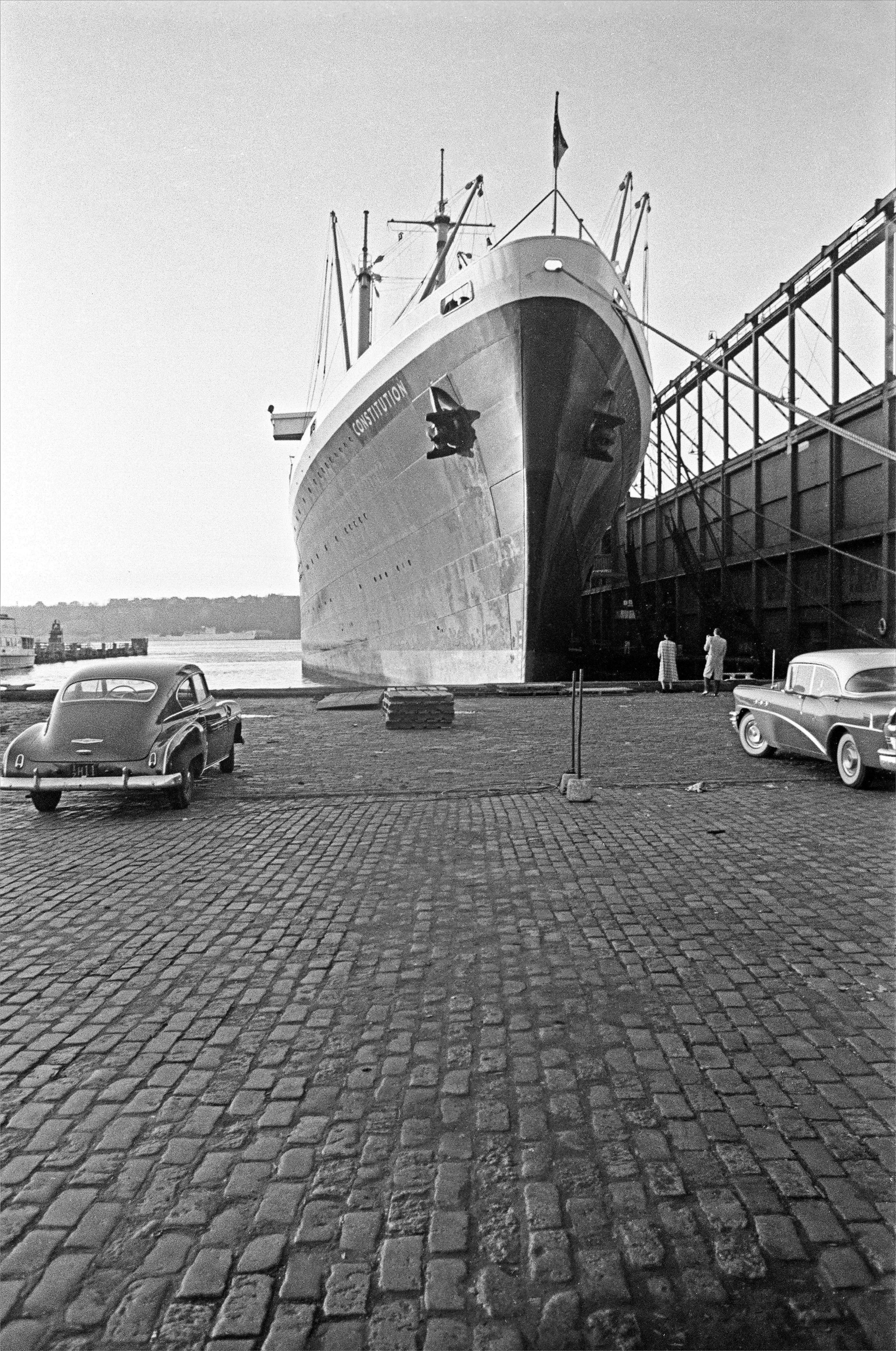 Fabrizio La Torre Black and White Photograph - Parcheggio Condiviso, New York, 1955 - Contemporary Black & White Photography