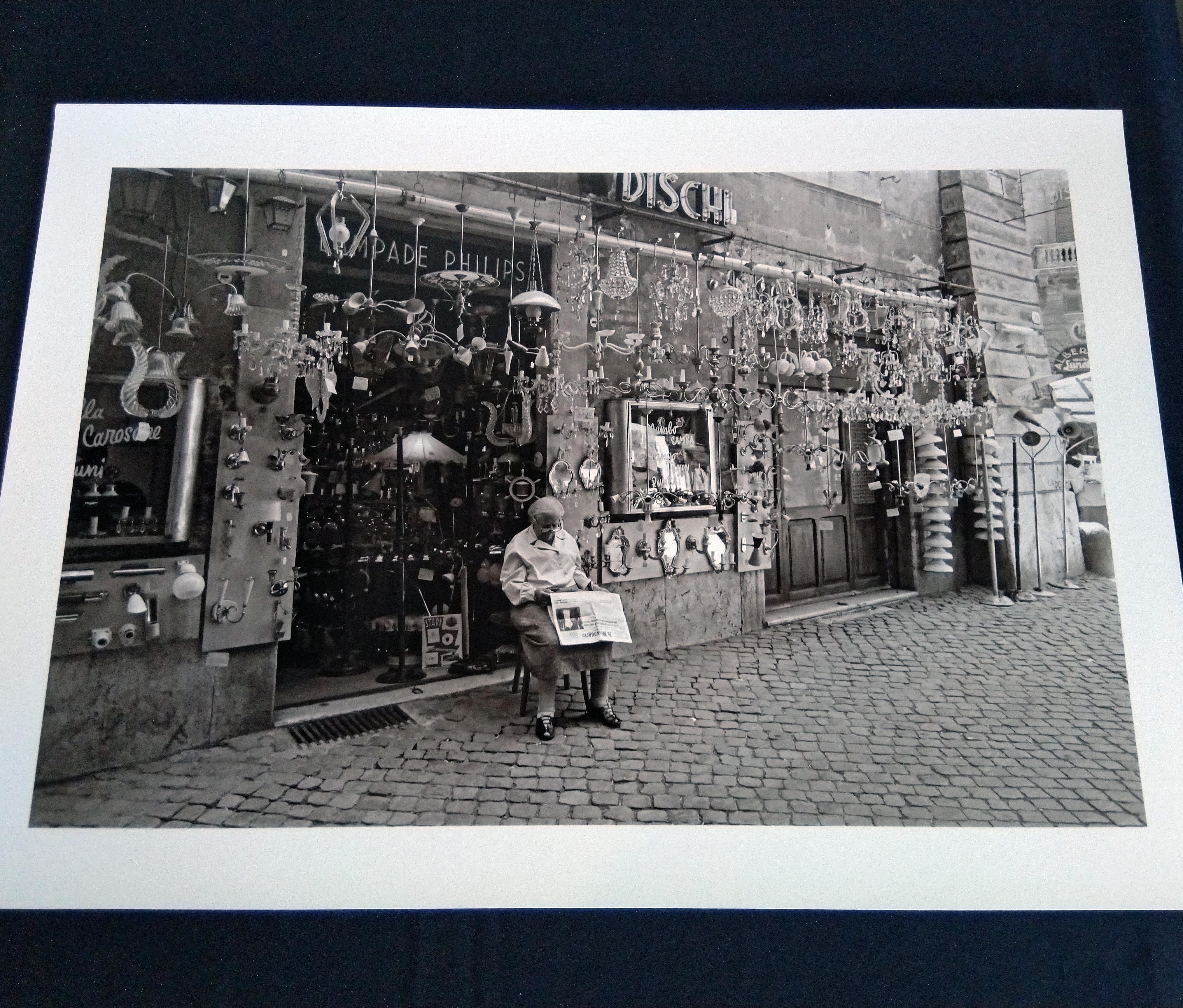 Per vederci chiaro, 1962 - Gerahmte Auflage Zeitgenössische Schwarz-Weiß-Fotografie – Photograph von Fabrizio La Torre