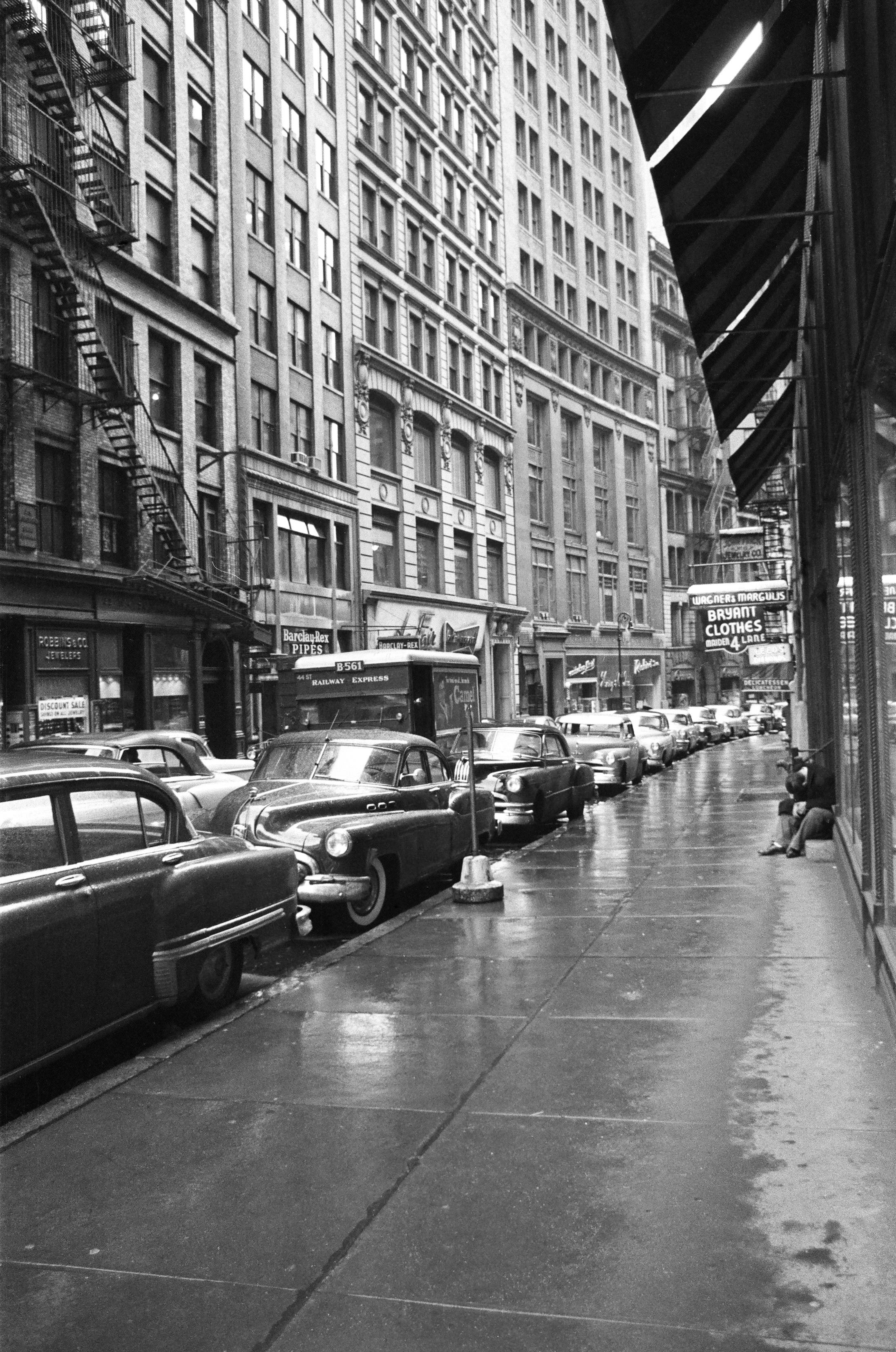 Perso nell'immensità - New York, 1955 - Full Framed Black & White Photography