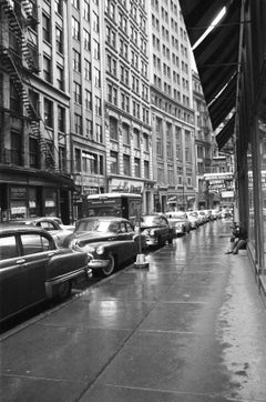 Vintage Perso nell'immensità - New York, 1955 - Full Framed Black & White Photography