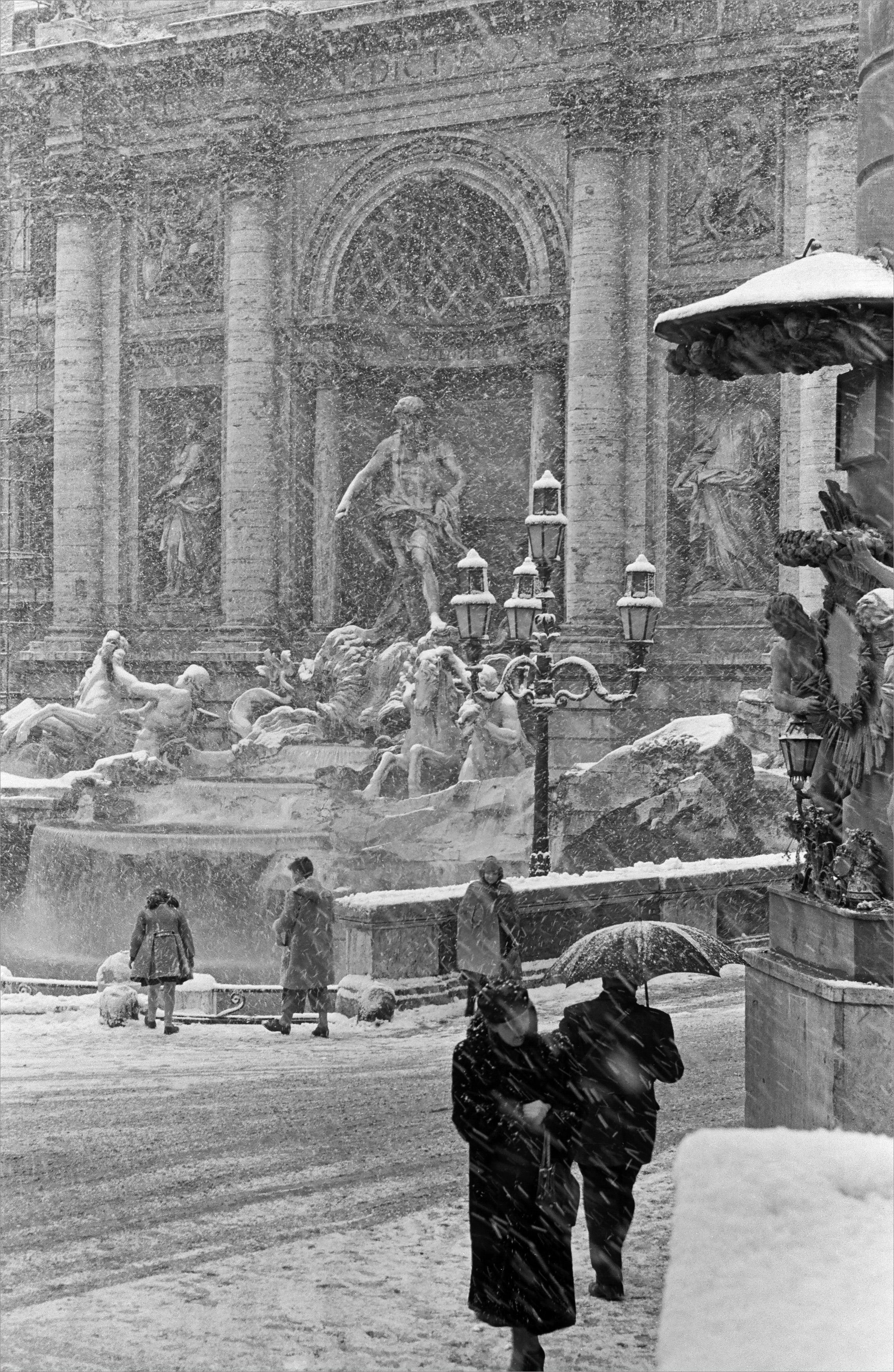 Fabrizio La Torre Black and White Photograph - Poesia Invernale, Fontana di Trevi 1956 - Contemporary Black & White Photography