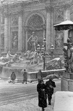 Retro Poesia Invernale, Fontana di Trevi 1956 - Contemporary Black & White Photography