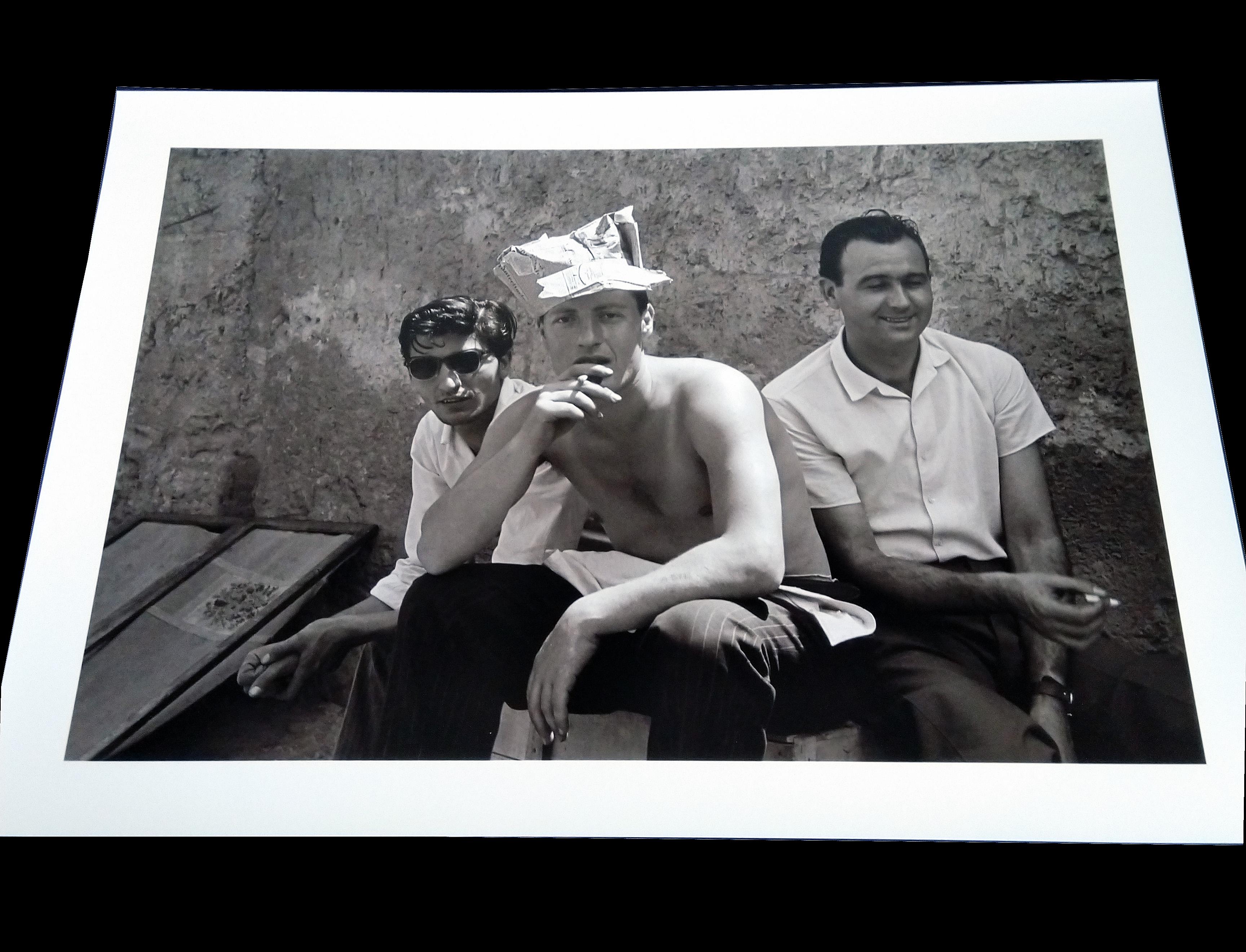 Poveri ma belli, 1955 - Photographie en noir et blanc en édition limitée - Gris Black and White Photograph par Fabrizio La Torre