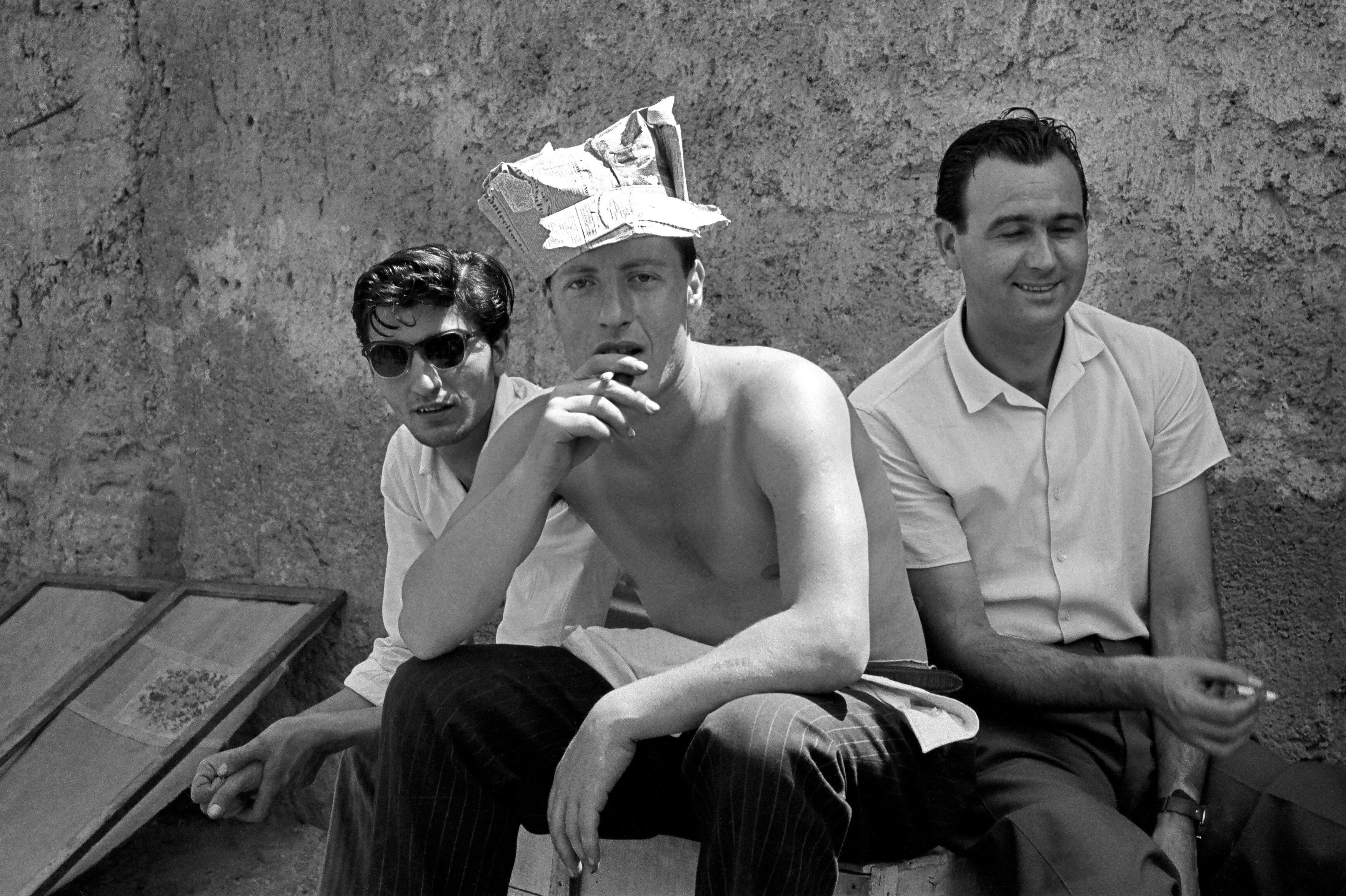 Black and White Photograph Fabrizio La Torre - Poveri ma belli, 1955 - Photographie en noir et blanc en édition limitée