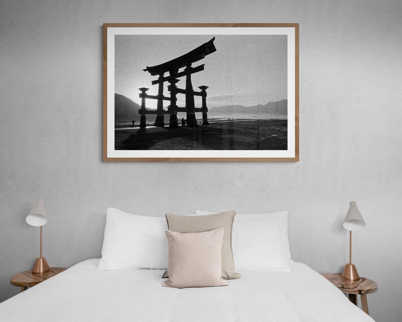 Purezza, Miyajima - Japón 1960 - Impresión artística en blanco y negro con marco completo - Photograph de Fabrizio La Torre