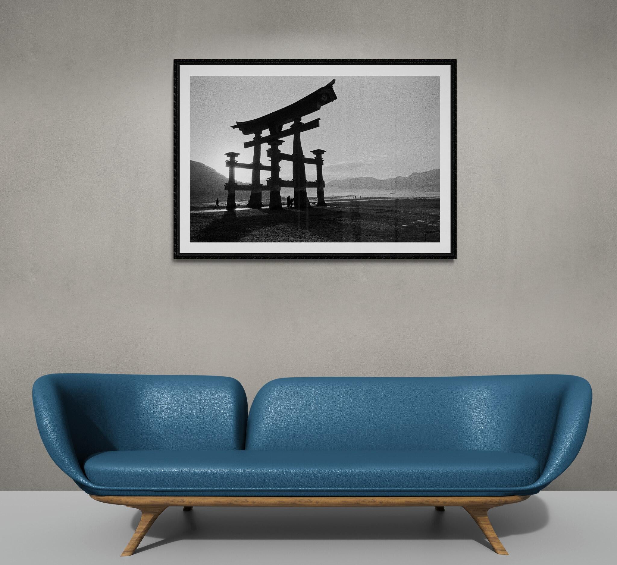 Purezza, Miyajima - Japón 1960 - Impresión artística en blanco y negro con marco completo - Black and White Photograph Gris de Fabrizio La Torre