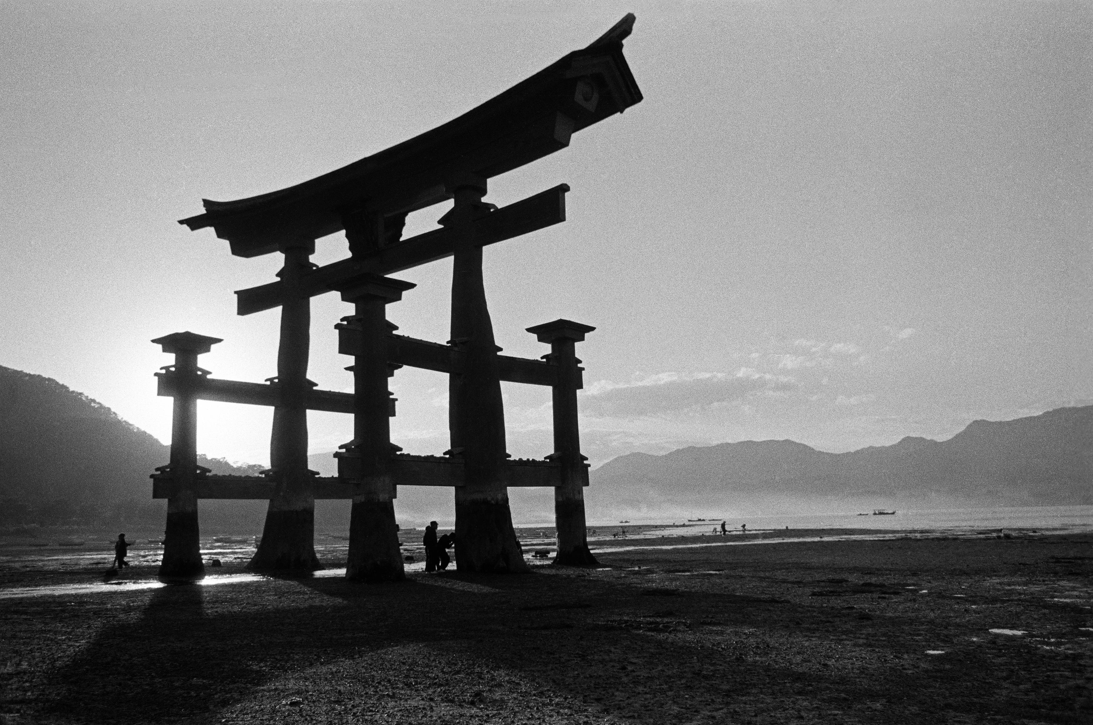 Black and White Photograph de Fabrizio La Torre - Purezza, Miyajima - Japón 1960 - Impresión artística en blanco y negro con marco completo