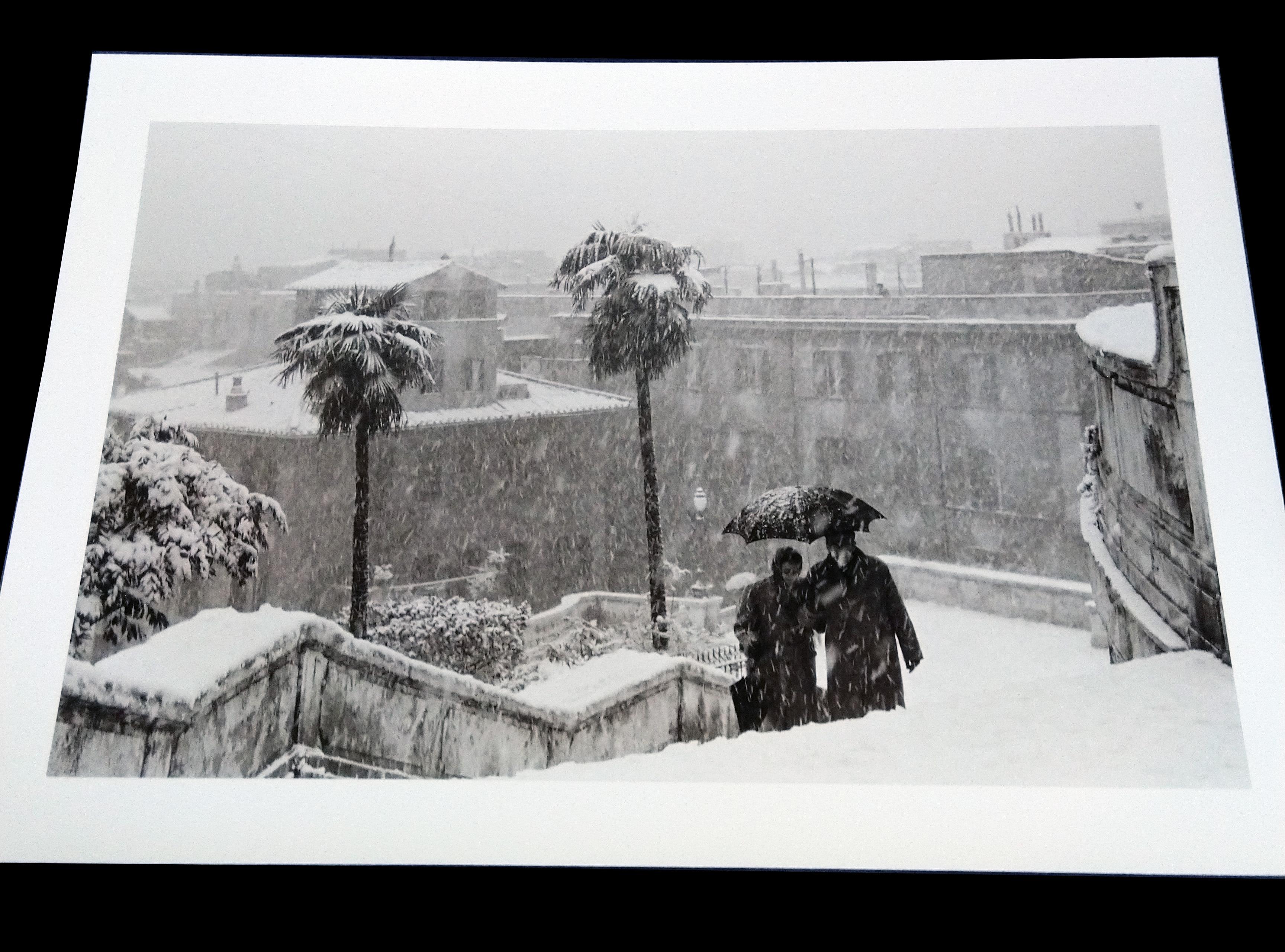 Salita scivolosa a Trinità dei Monti - Roma, 1956 - Black & White Photography - Gray Black and White Photograph by Fabrizio La Torre