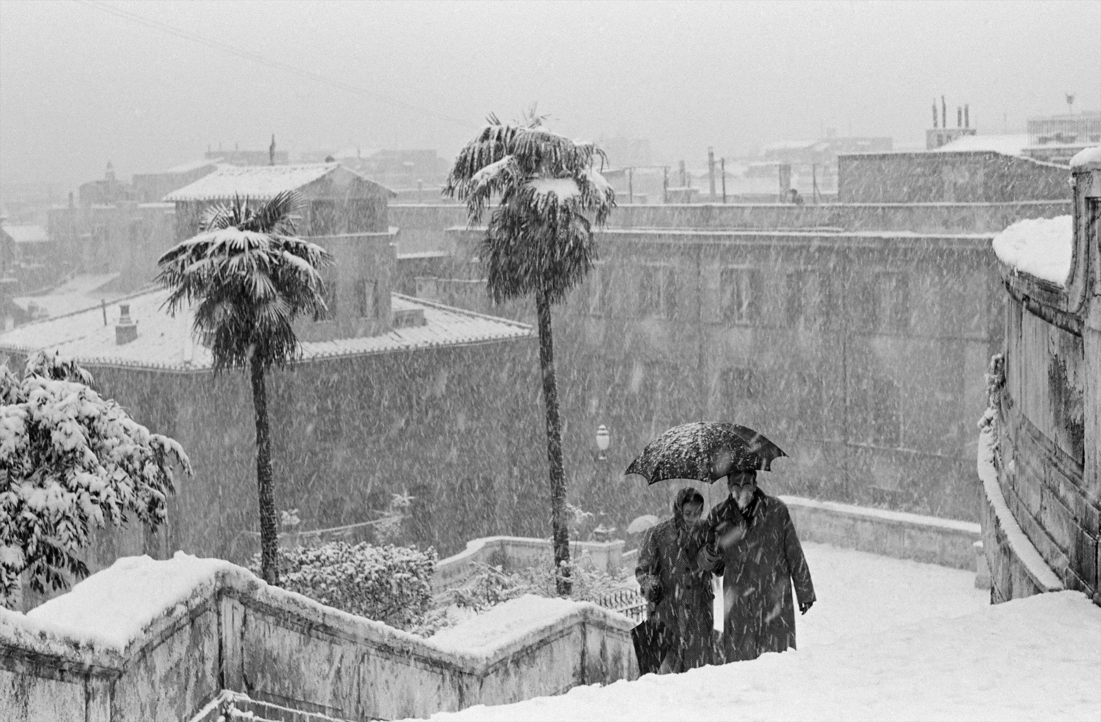 Fabrizio La Torre Black and White Photograph - Salita scivolosa a Trinità dei Monti - Roma, 1956 - Black & White Photography