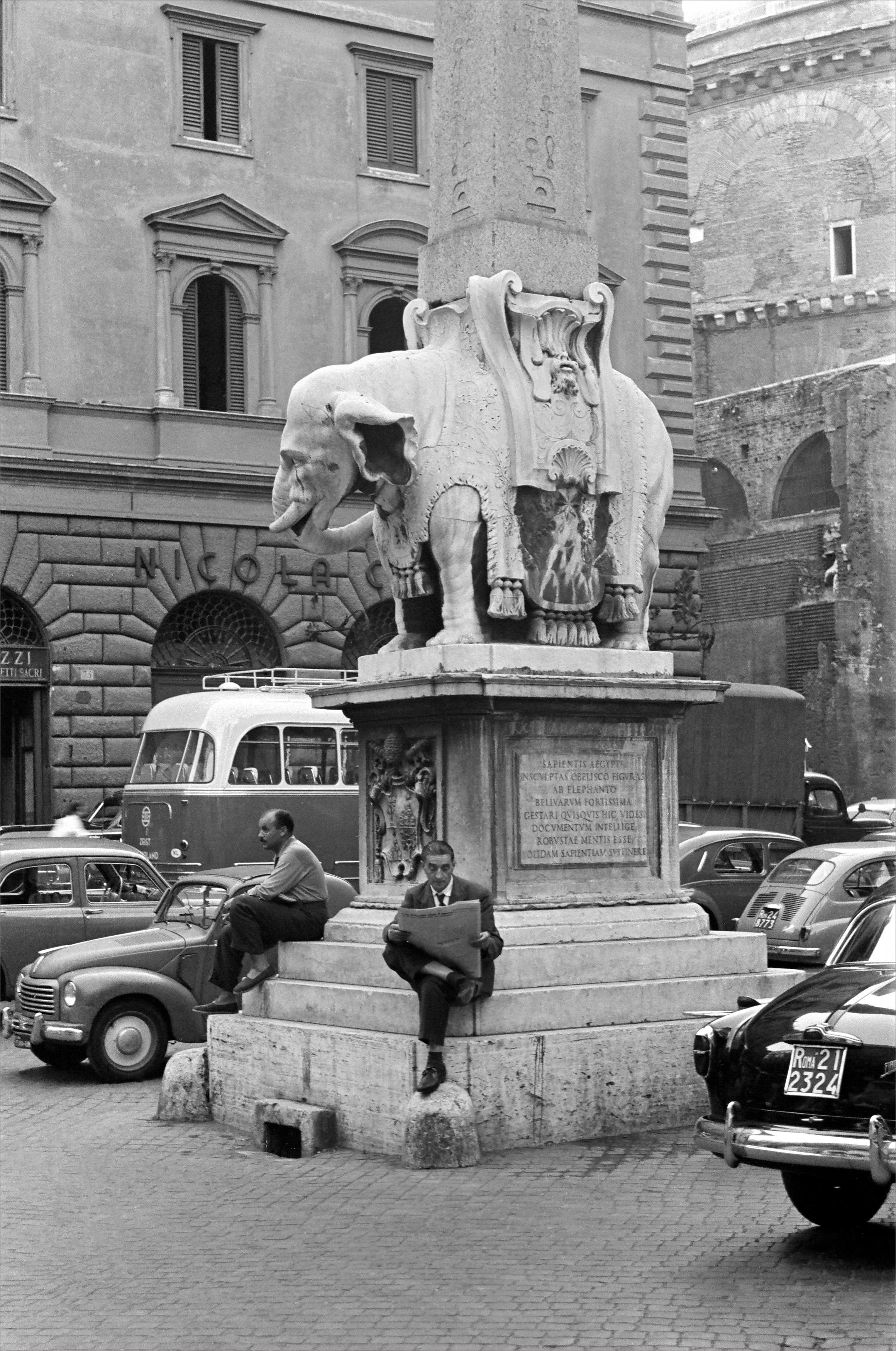 Fabrizio La Torre Black and White Photograph - Seduti sul Pulcino, 1956 - Contemporary Photorealist Black & White Photography