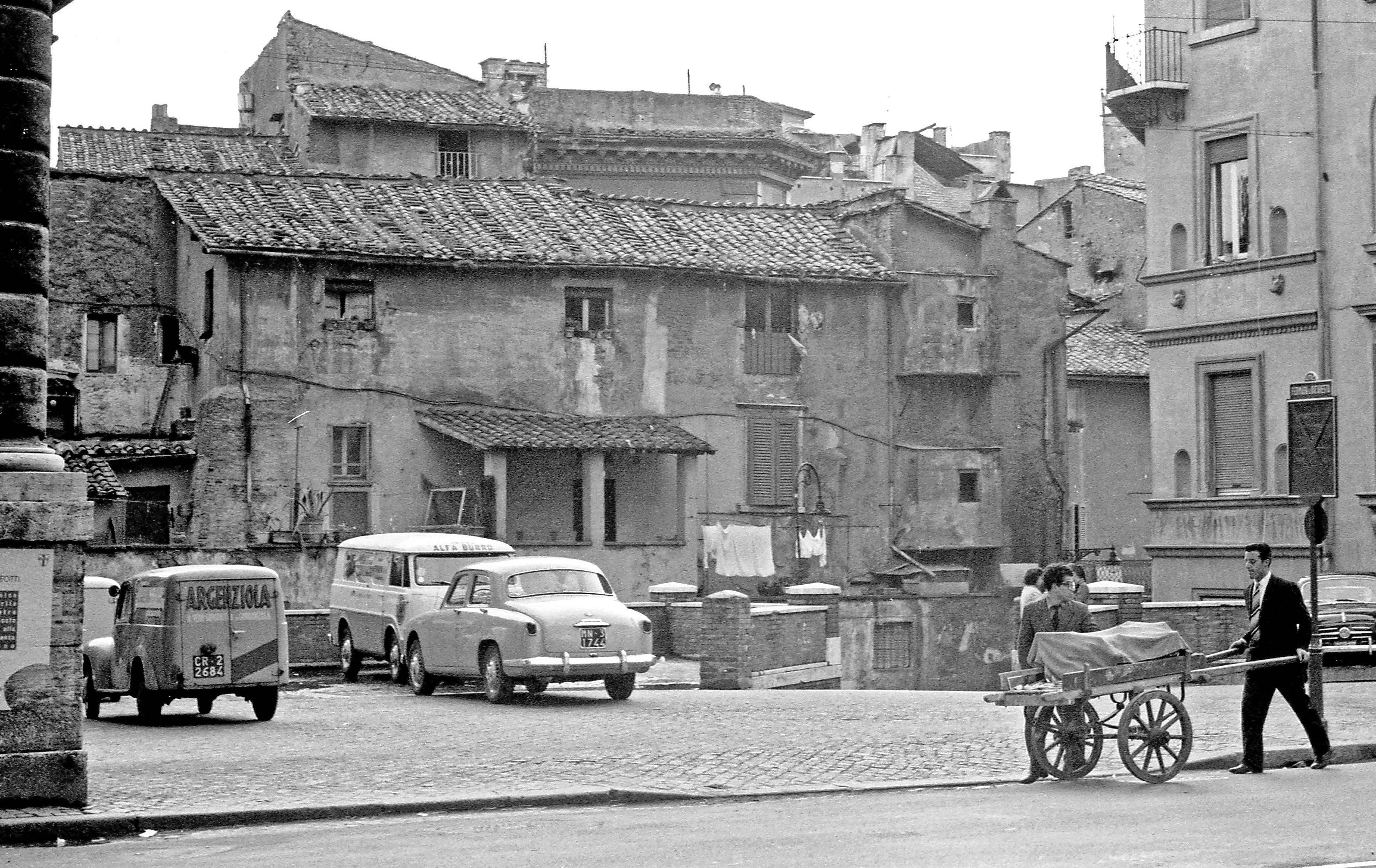 Fabrizio La Torre Black and White Photograph – Die beiden Bücherverkäufer, Roma 1968 – Voll gerahmte Schwarz-Weiß-Fotografie