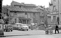I due librai, Roma 1968 - Fotografia in bianco e nero con cornice intera