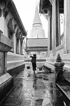 The water carrier - Thailand 1959 - Gravure d'art en noir et blanc encadrée