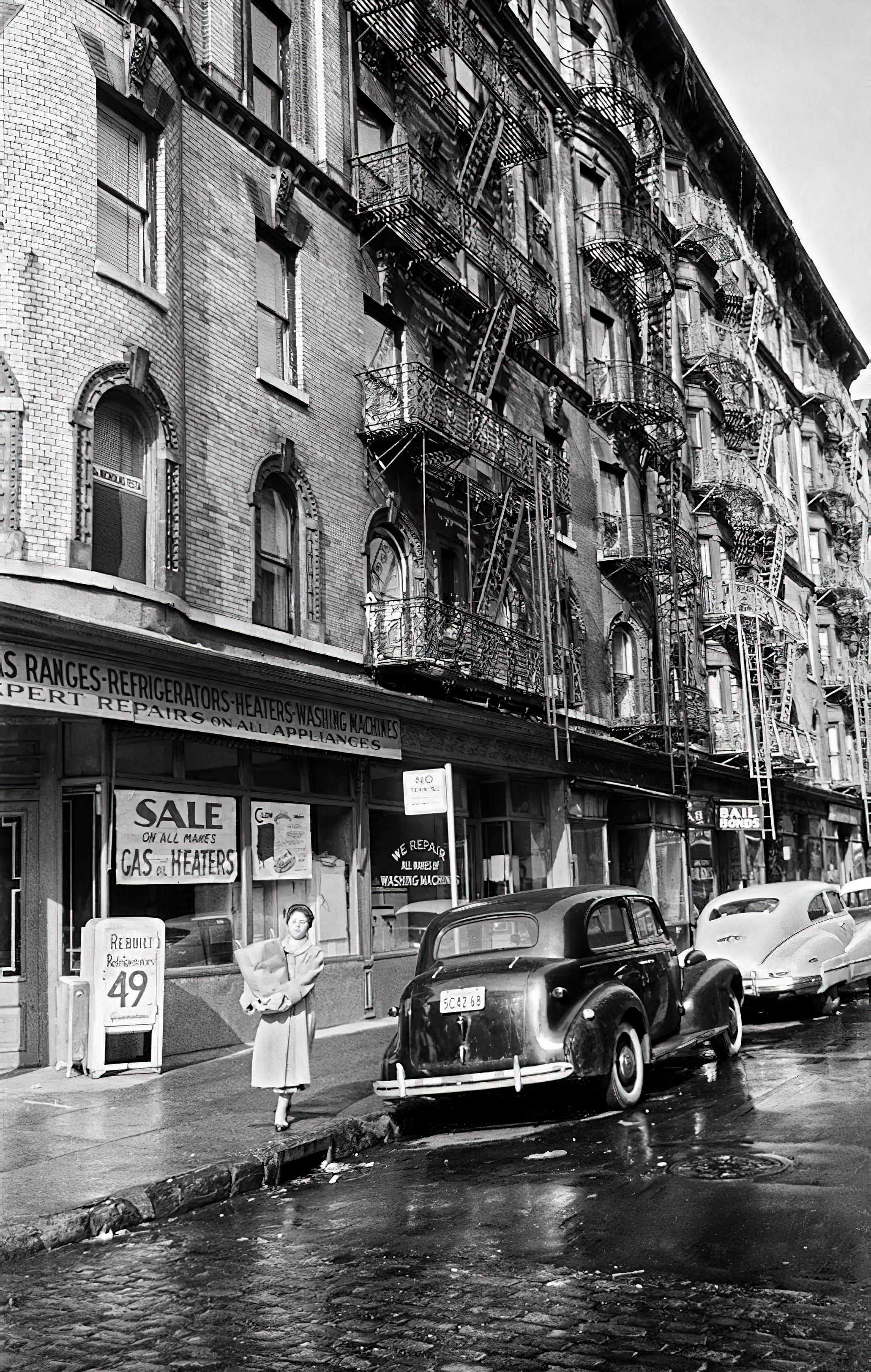 Fabrizio La Torre Black and White Photograph - Tornando con le spese, New York, 1955 Contemporary Black & White Photography