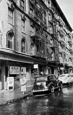 Tornando con le spese, New York, 1955 Zeitgenössische Schwarz-Weiß-Fotografie