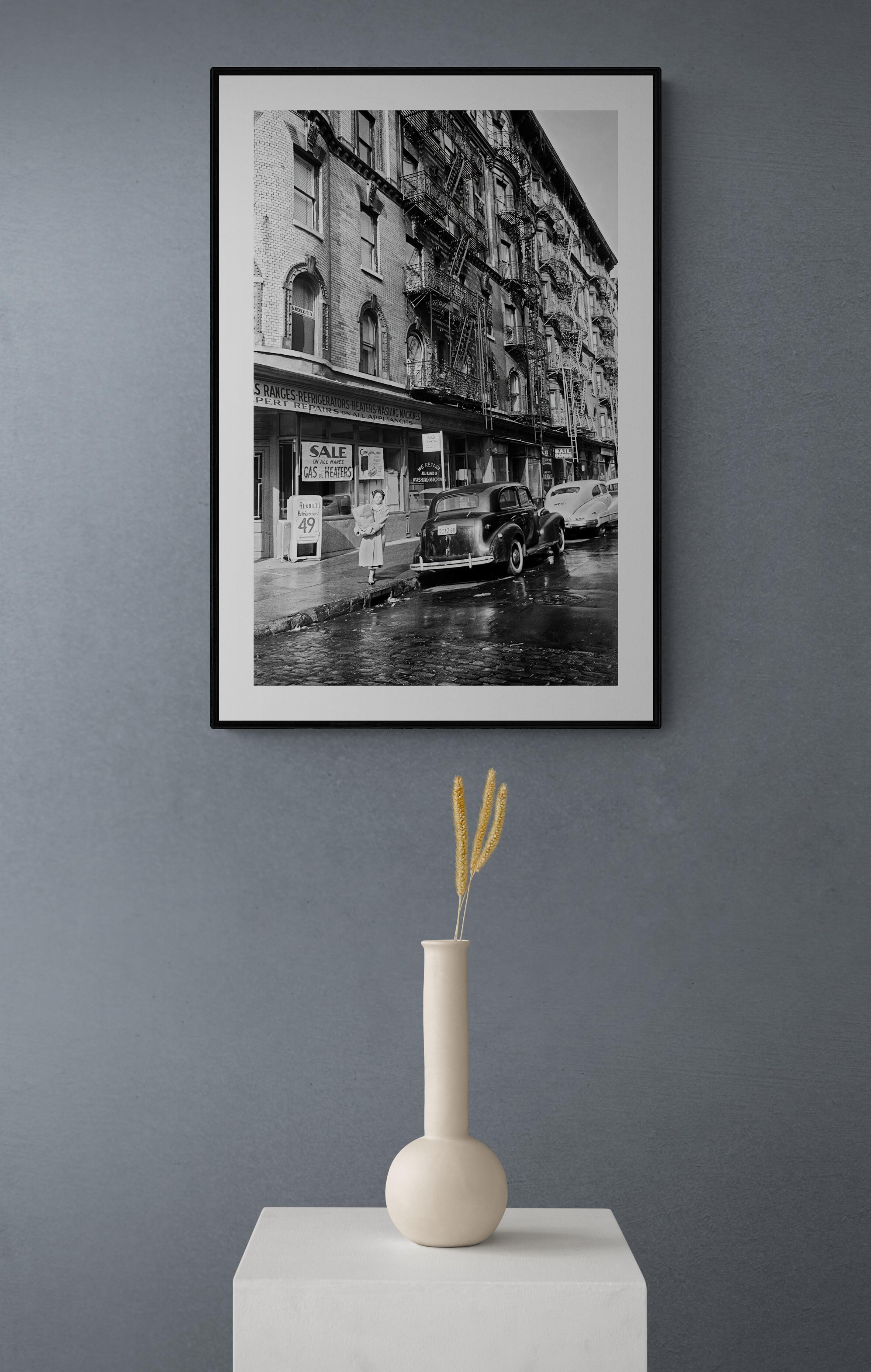 Tornando con le spese, Nueva York (1955) - Impresión artística en blanco y negro de gran tamaño en venta 3