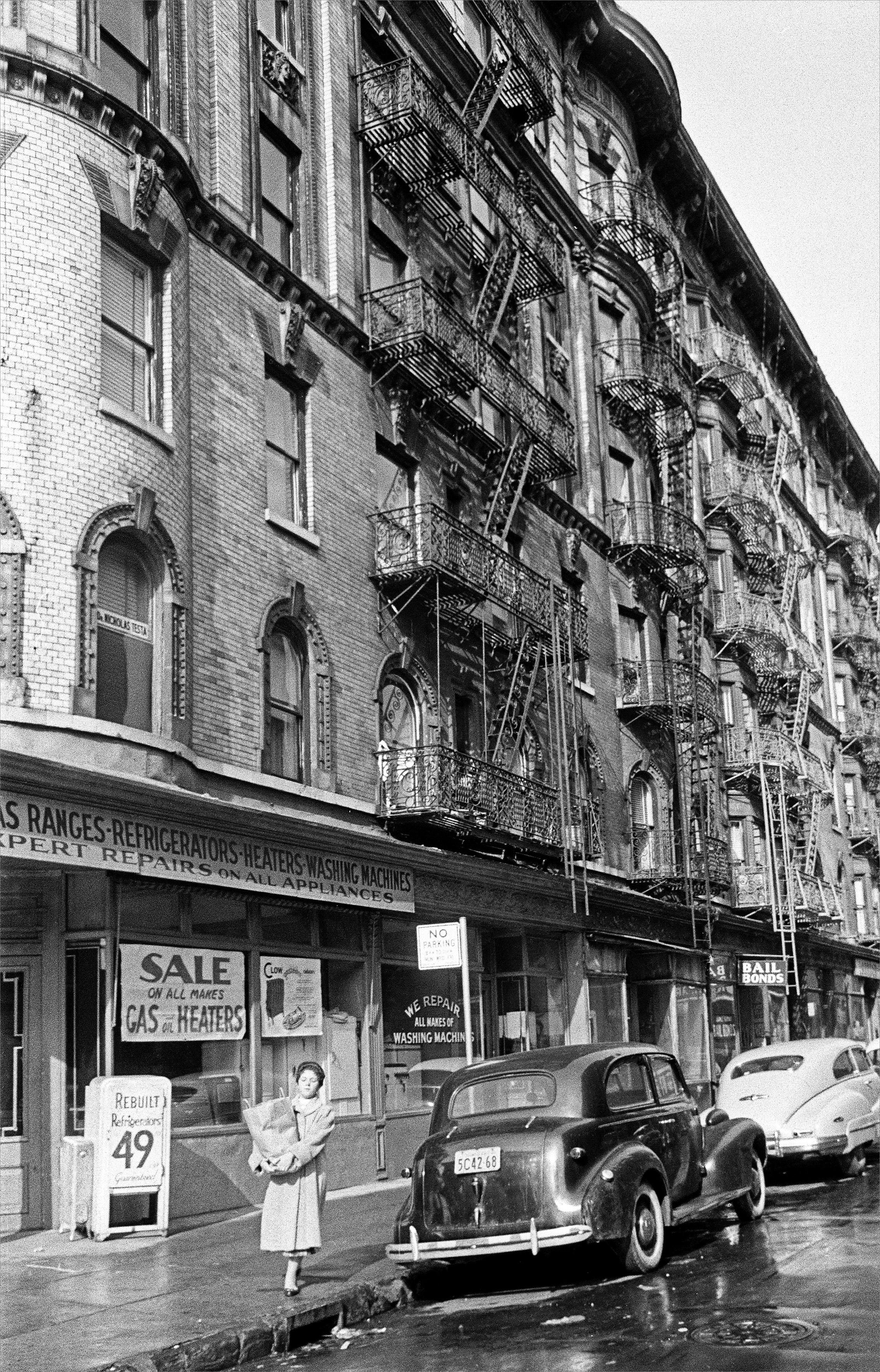 Fabrizio La Torre Black and White Photograph - Tornando con le spese, New York (1955) - Large size Black & White Fine Art Print