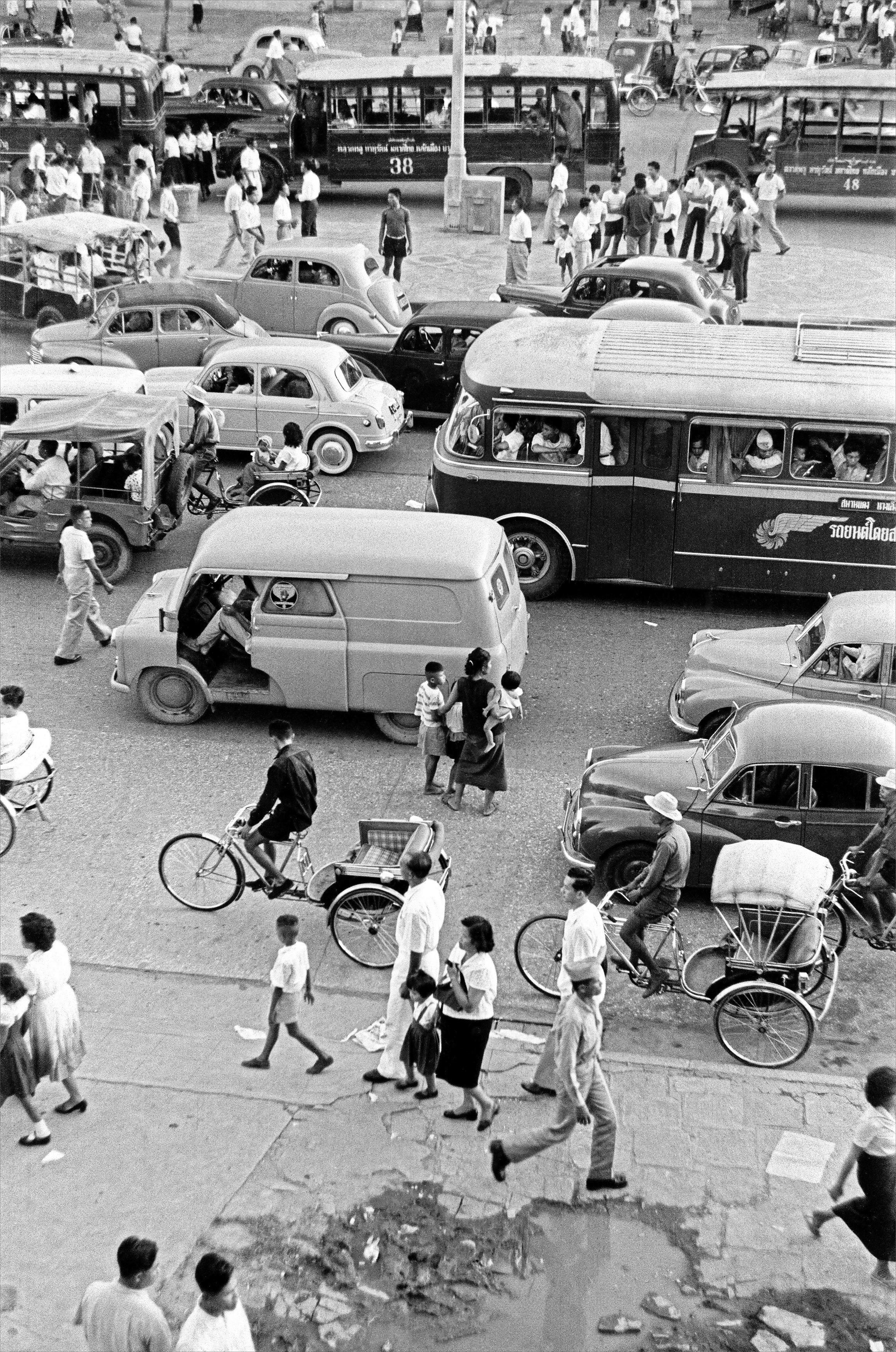 Fabrizio La Torre Black and White Photograph - Trafic jam in Bangkok -Thailand 1957 - Full Framed Black & White Fine Art Print