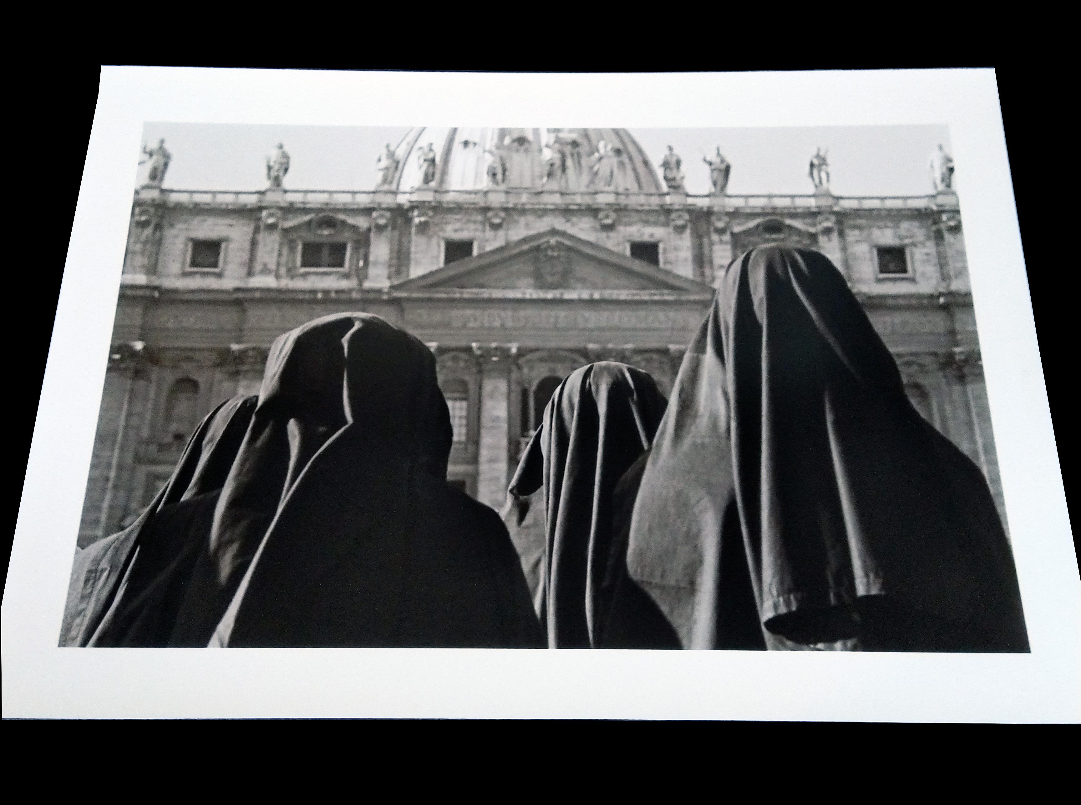 Un religioso ascolto, 1965 - Roma - Gerahmte zeitgenössische Schwarz-Weiß-Fotografie – Photograph von Fabrizio La Torre