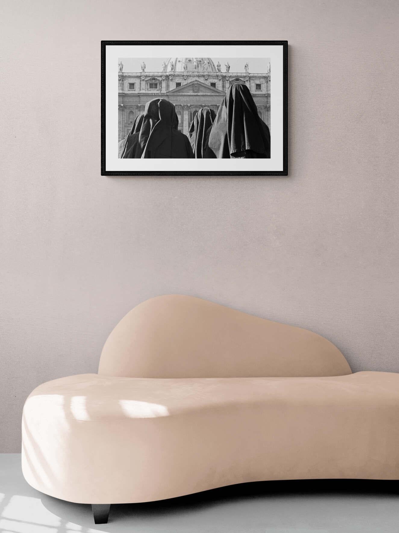 Un religioso ascolto, 1965 - Roma - Framed Contemporary Black & White Photograph For Sale 3