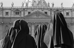 Vintage Un religioso ascolto, 1965 - Roma - Framed Contemporary Black & White Photograph