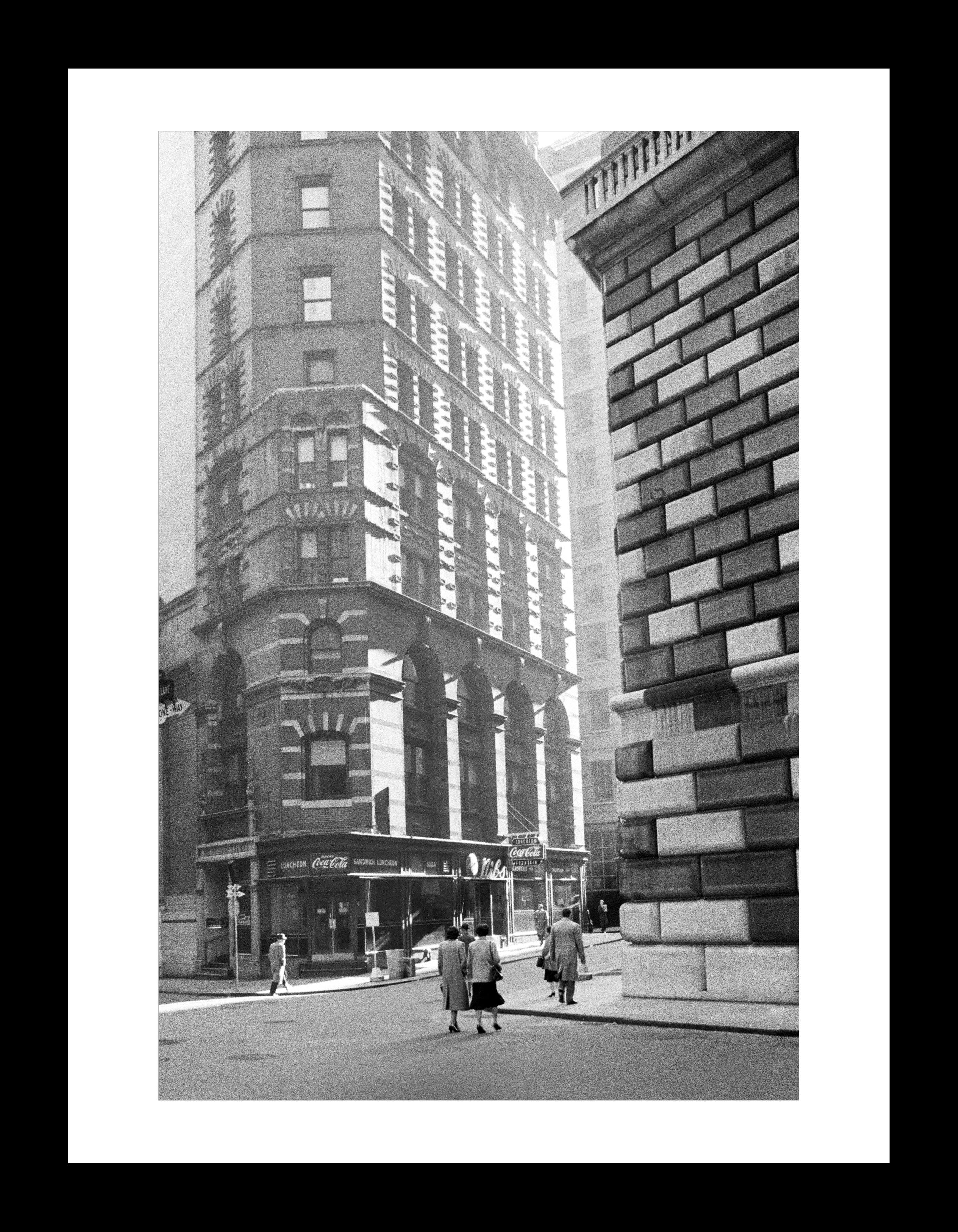 Verticalità, New York, 1955  - Contemporary Black & White Photography (Grau), Black and White Photograph, von Fabrizio La Torre