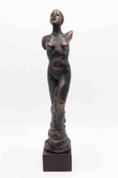 Statue einer Frau – Bronzeskulptur von Fabrizio Savi – 2000er Jahre