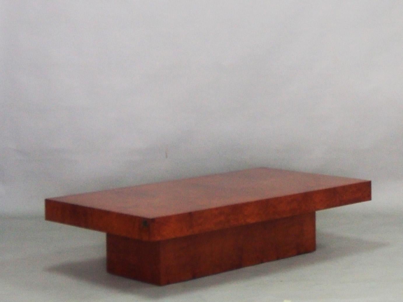 Table basse rectangulaire en ronce de noyer de Fabrizio Smania pour Studio Mania Interini.
Pièce entièrement restaurée, vernie à la main par notre propre équipe d'artisans.
