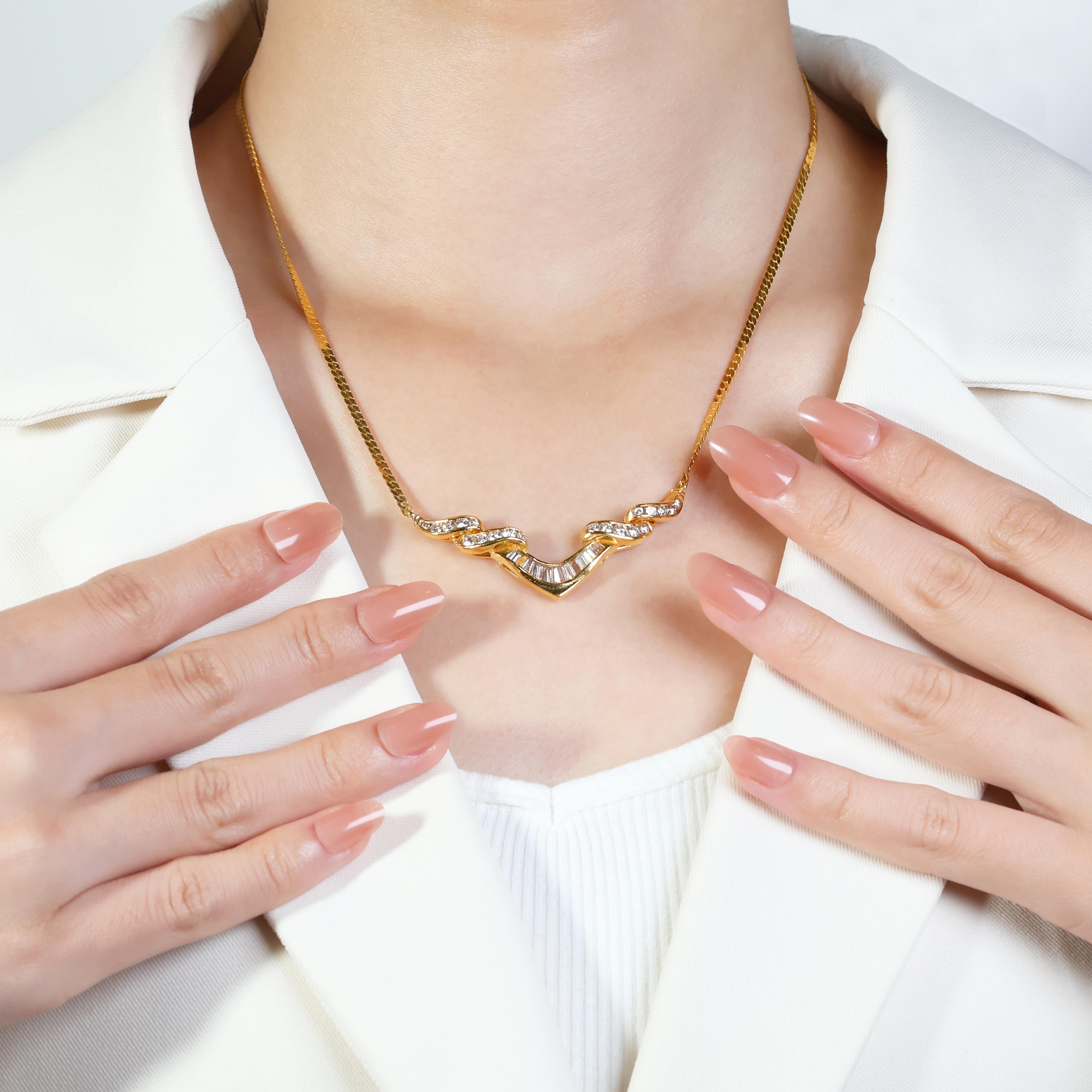 Diese exquisite Halskette präsentiert eine atemberaubende Reihe von Diamanten, die in luxuriösem 20-karätigem Gelbgold gefertigt sind. Der Mittelteil besticht durch ein faszinierendes Design mit 12 Diamanten im Kegelschliff mit einem Gesamtgewicht