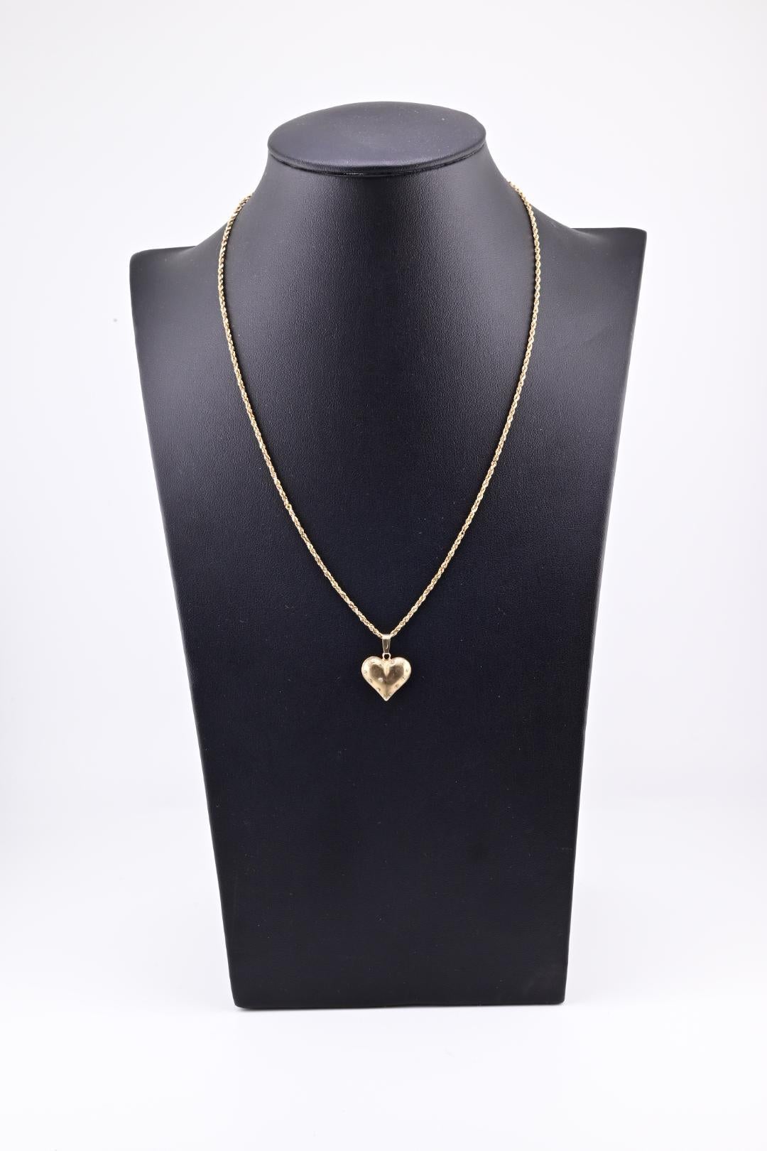 Fabuleux pendentif et chaîne en or jaune 14 carats en forme de cœur en vente 1