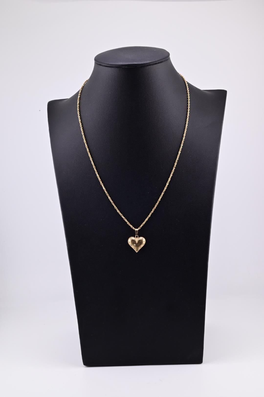 Fabuleux pendentif et chaîne en or jaune 14 carats en forme de cœur en vente 2