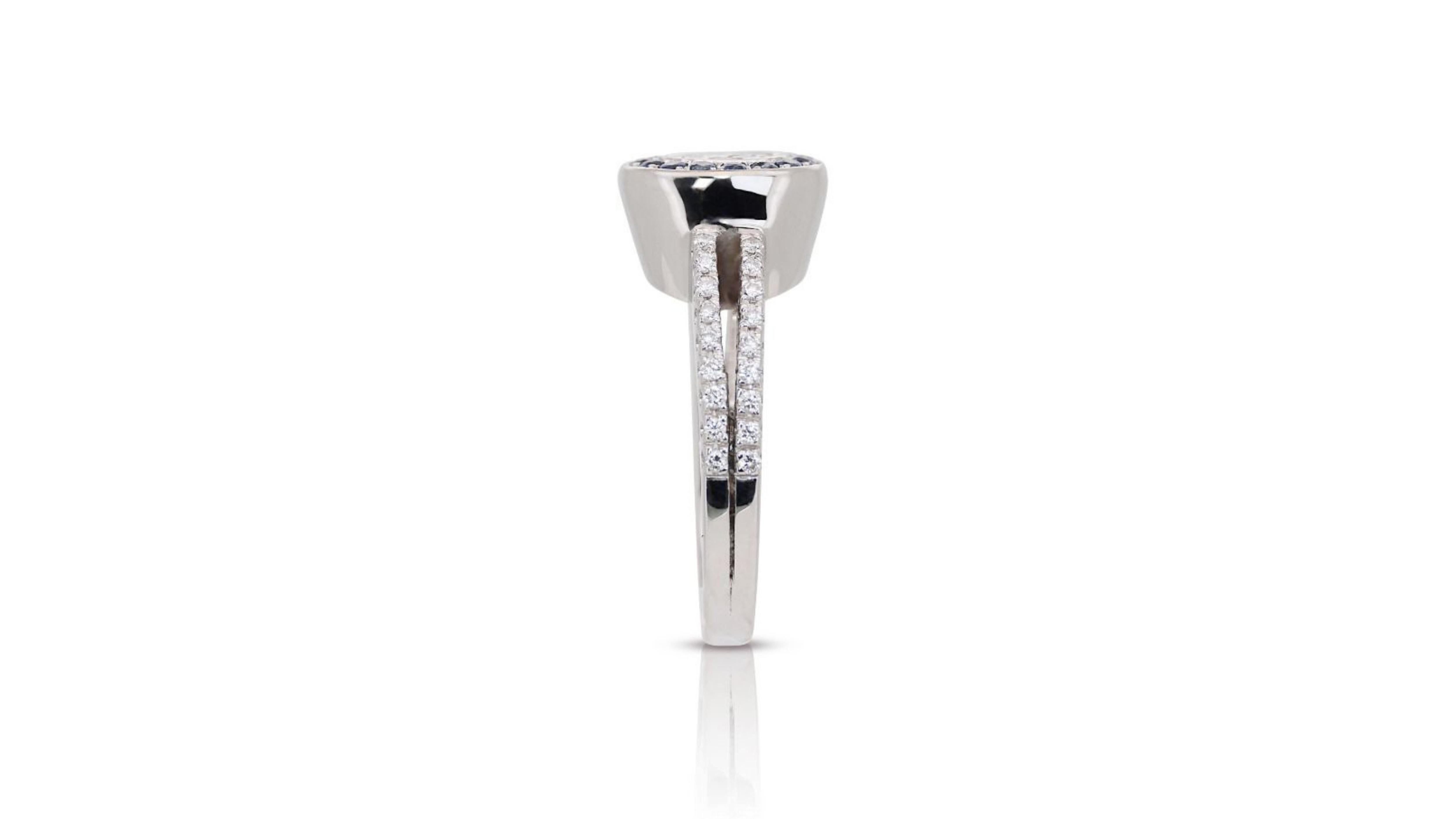 Favoloso esemplare in oro bianco 18 carati. Anello con diamante rotondo Brilliante Pave In condizioni Nuovo in vendita a רמת גן, IL