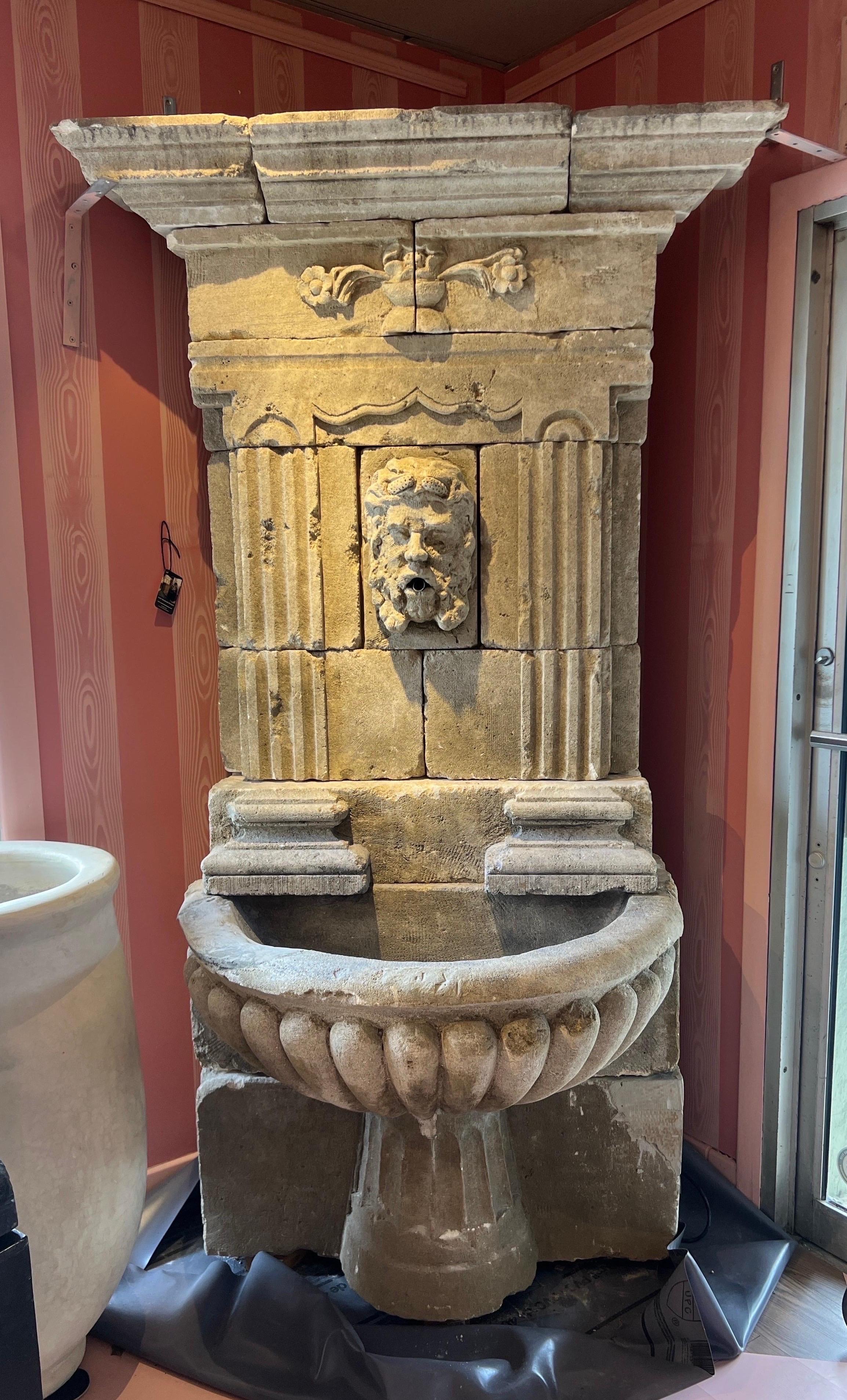 Incredibile fontana in pietra calcarea del XVIII-XIX secolo scolpita a mano e raffigurante un busto di Poseidone, con tanto di corallo nei capelli. Trovata nel sud della Francia, questa fontana scolpita a mano si scompone in 8 pezzi per essere