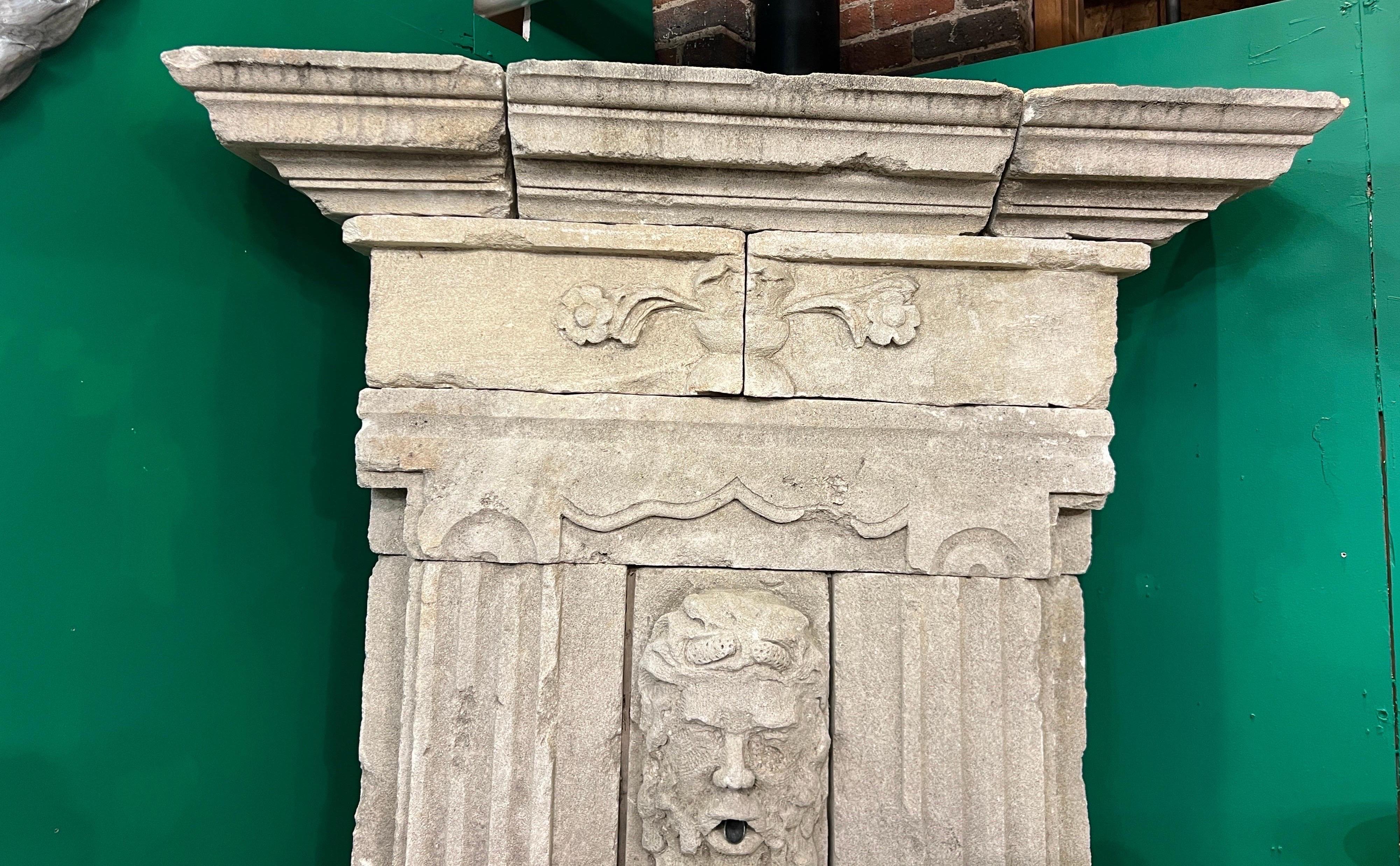 Favolosa fontana francese in pietra scolpita del XVIII-XIX secolo con busto di Poseidone In condizioni buone in vendita a Richmond, VA