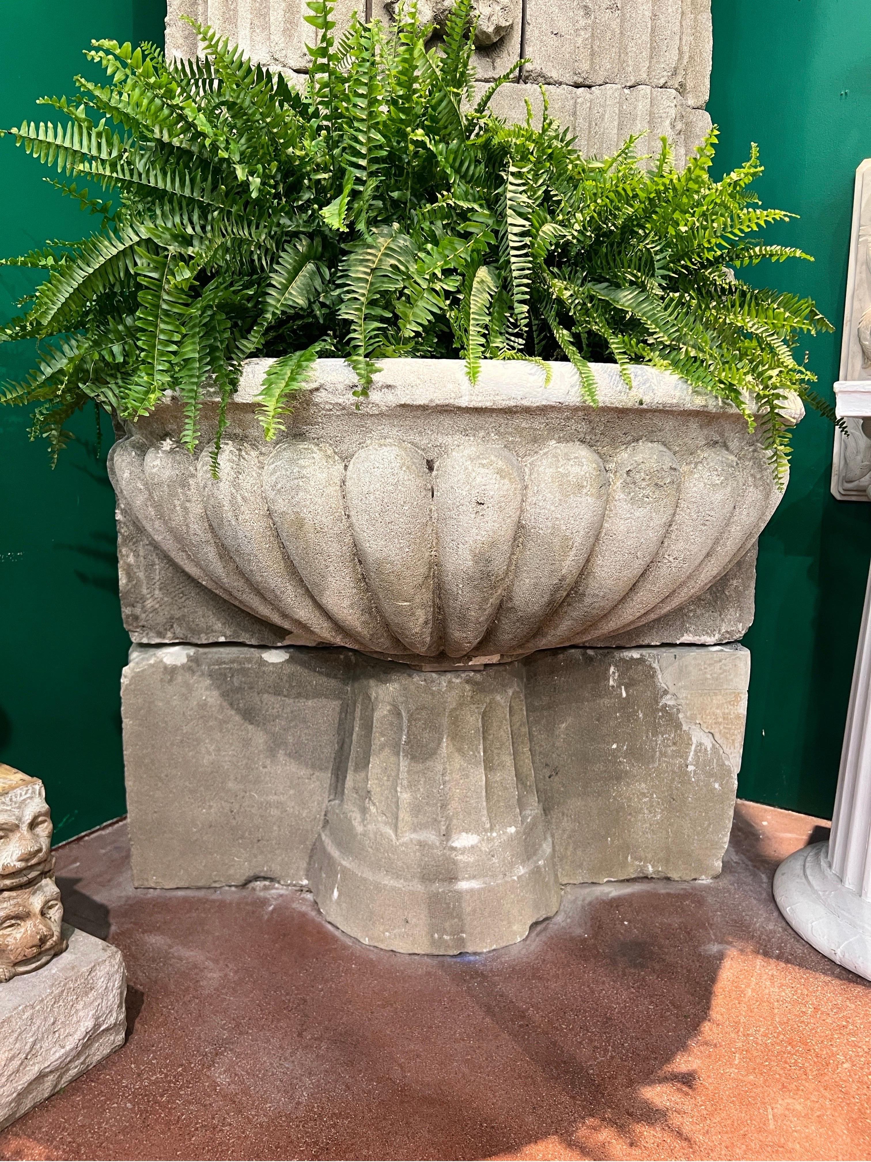 Calcare Favolosa fontana francese in pietra scolpita del XVIII-XIX secolo con busto di Poseidone in vendita