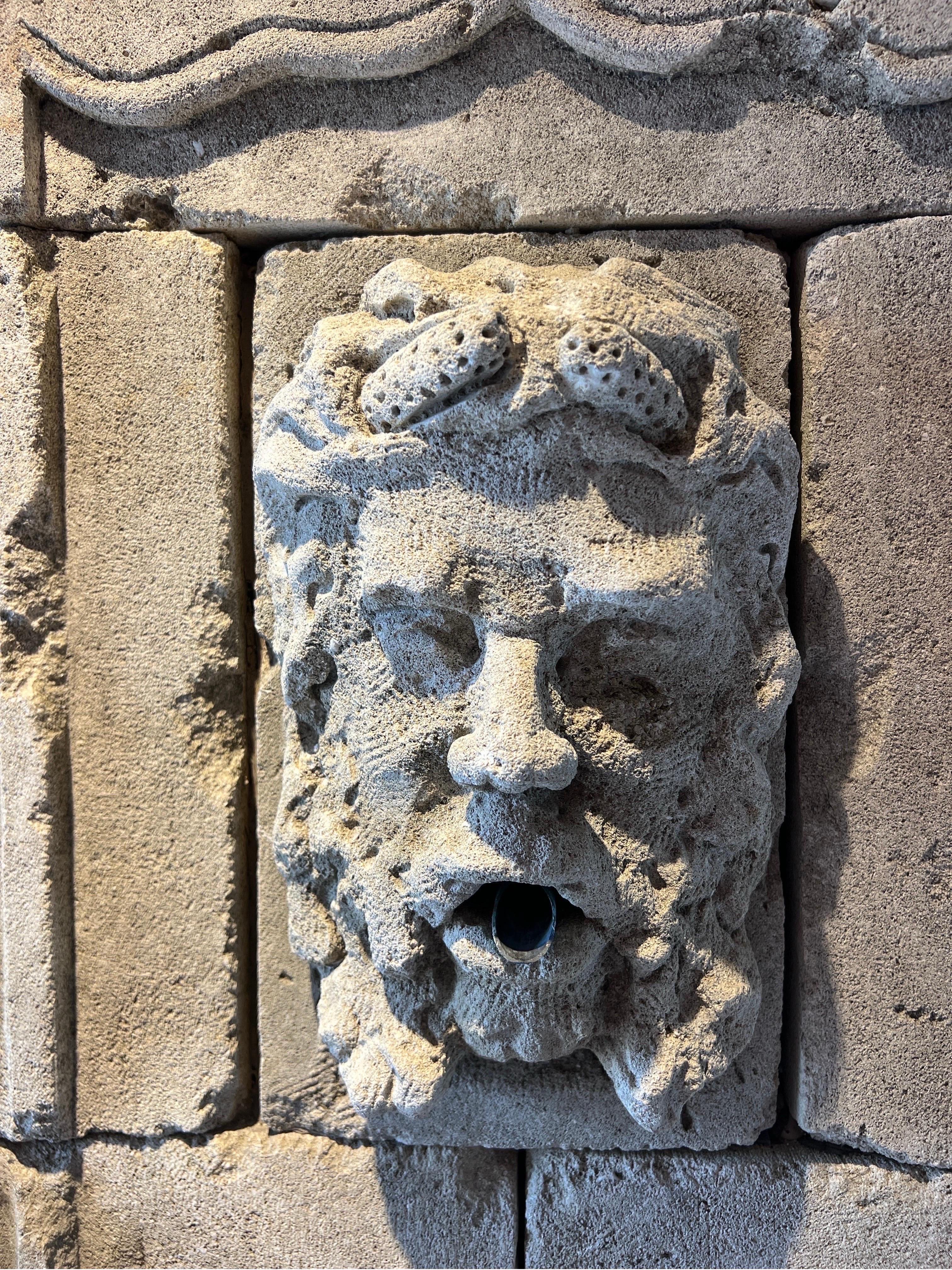 Favolosa fontana francese in pietra scolpita del XVIII-XIX secolo con busto di Poseidone in vendita 1