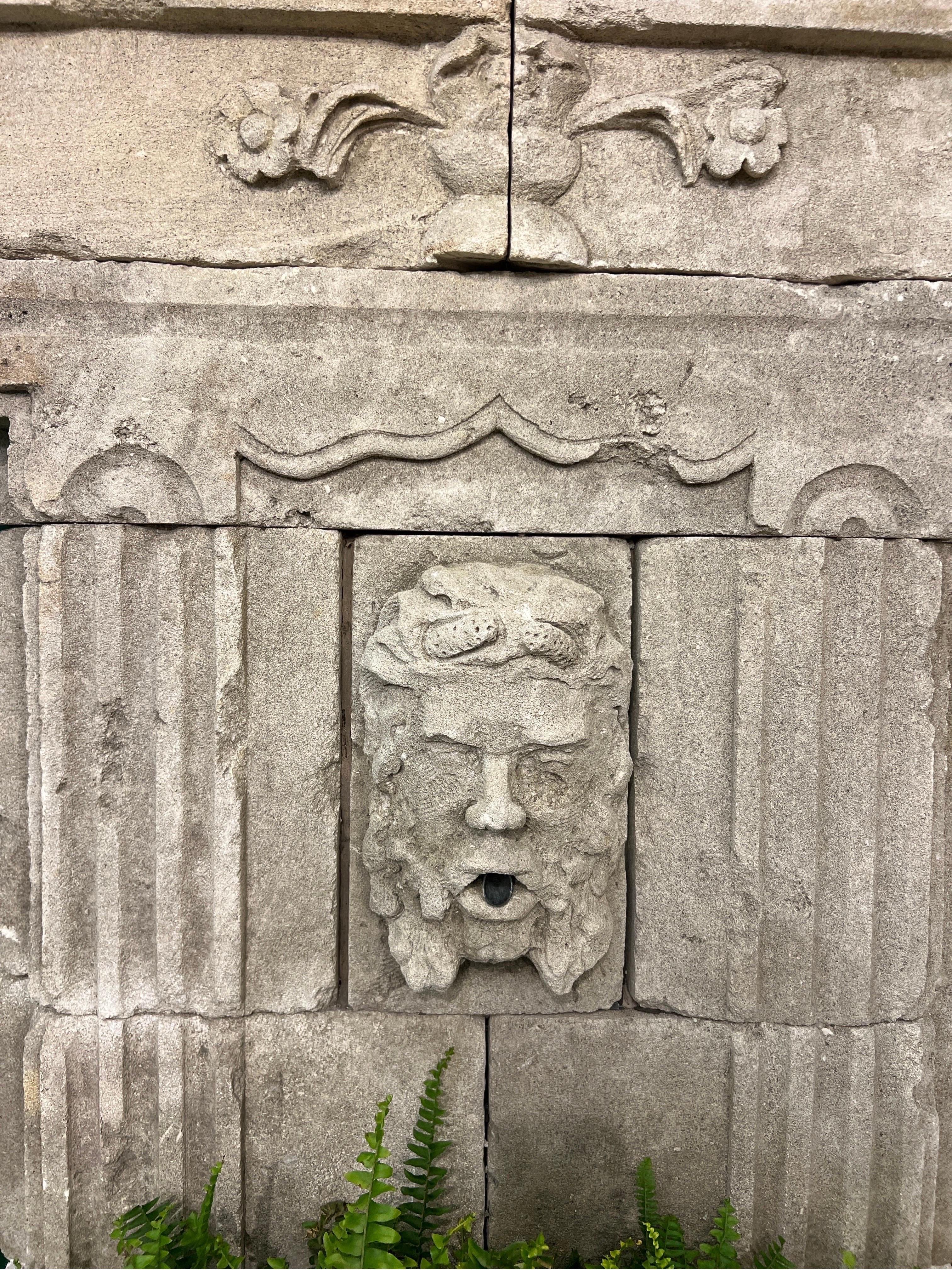 Favolosa fontana francese in pietra scolpita del XVIII-XIX secolo con busto di Poseidone in vendita 2