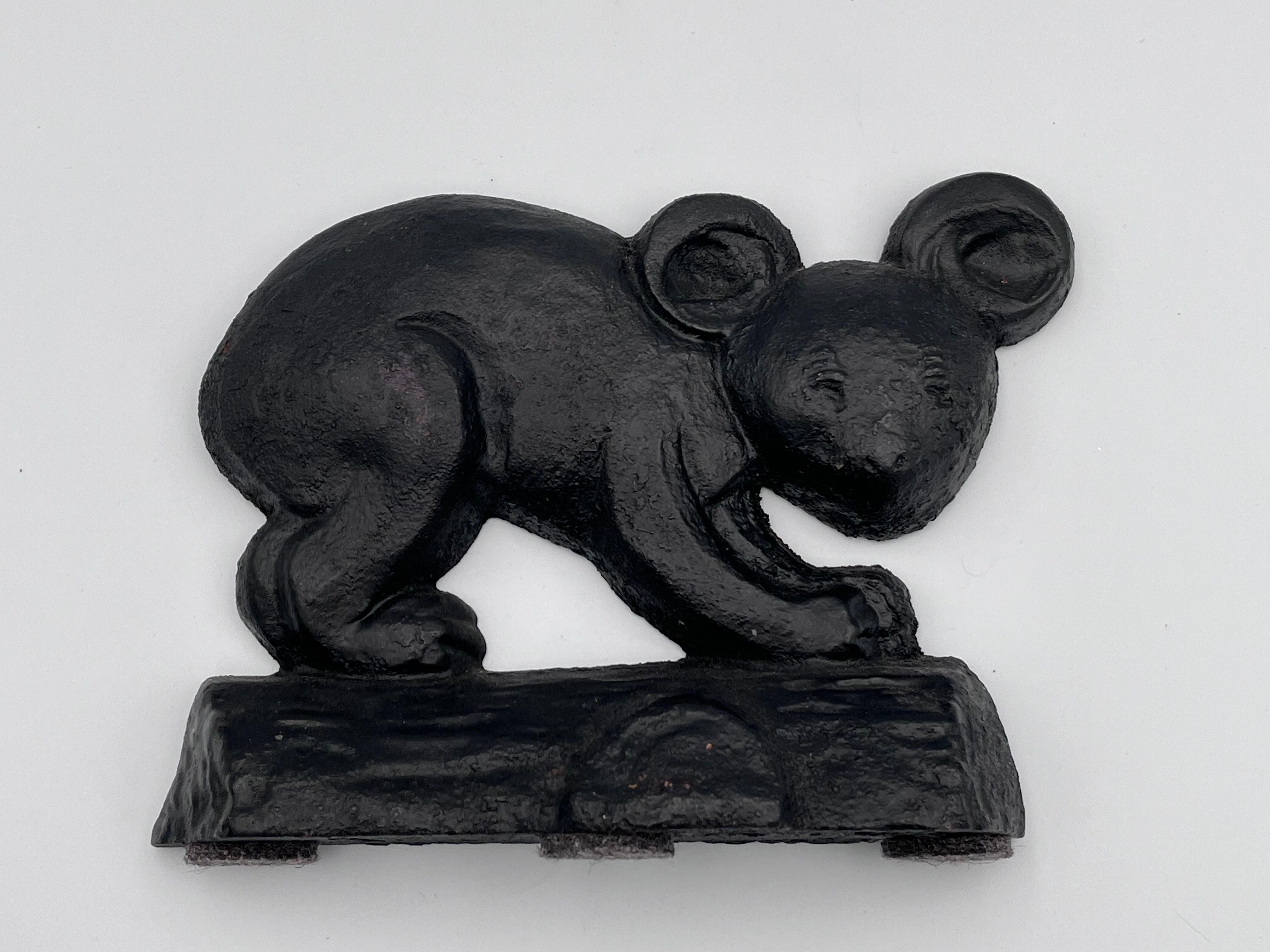 Favoloso fermaporta in stile Art Deco del 1930 firmato da Taylor Cook #5 

Questo fermaporta originale del 1930 in stile Art Deco Taylor Cook Koala (#5) è un pezzo raro e da collezione di uno dei più ricercati produttori di stravaganti fermaporta in