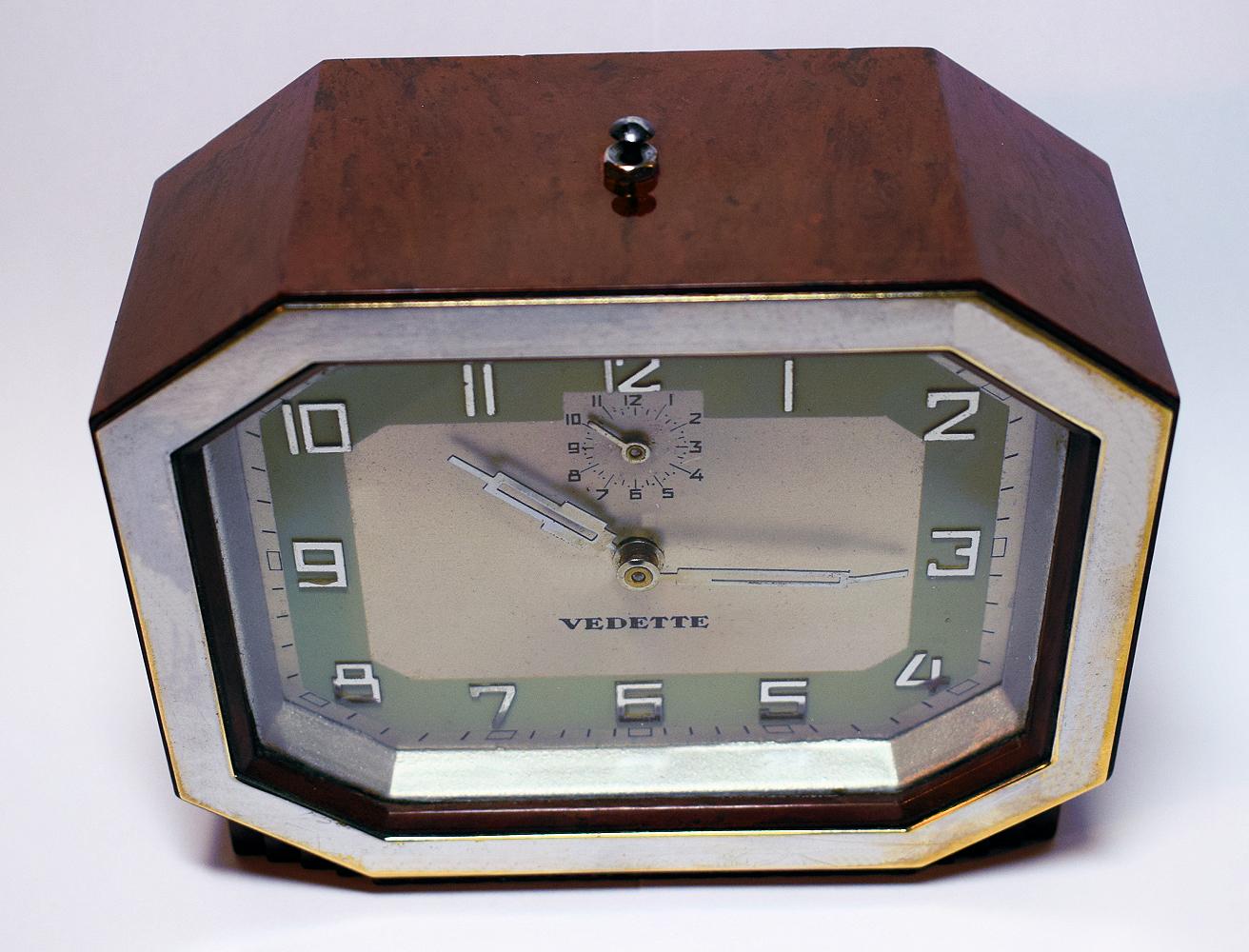 Fabulous 1930s Art Deco clock by Vedette a French clock maker. This clock is in a deep red with black swirls and wonderful geometric casing. The condition of the face is particularly good showing little to no signs of it's true age. The Bakelite