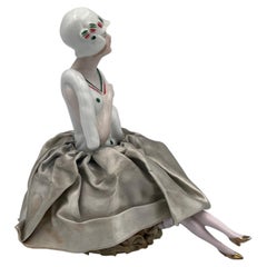Fabuloso alfiletero de porcelana Art Déco de los años 30 con forma de muñeca «flapper» a media altura y con piernas