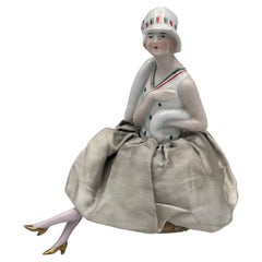 Fabuloso alfiletero de porcelana Art Déco de los años 30 con forma de muñeca «flapper» a media altura y con piernas