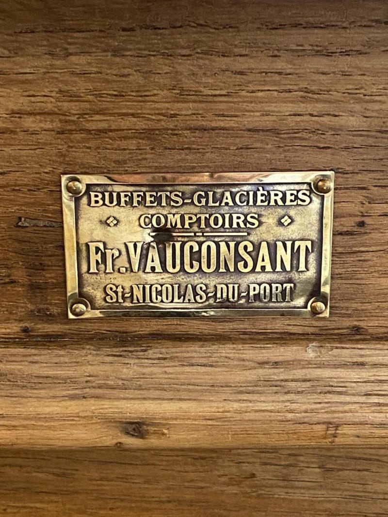 Fabulous and truly authentic 1930s bar counter, made of oak and stamped with the manufacturer’s mark on the front. Produced in St-Nicolas-Du-Port, and a proud fixture in a hotel bar in Lyon.

This is a piece of well-executed joinery with wonderful