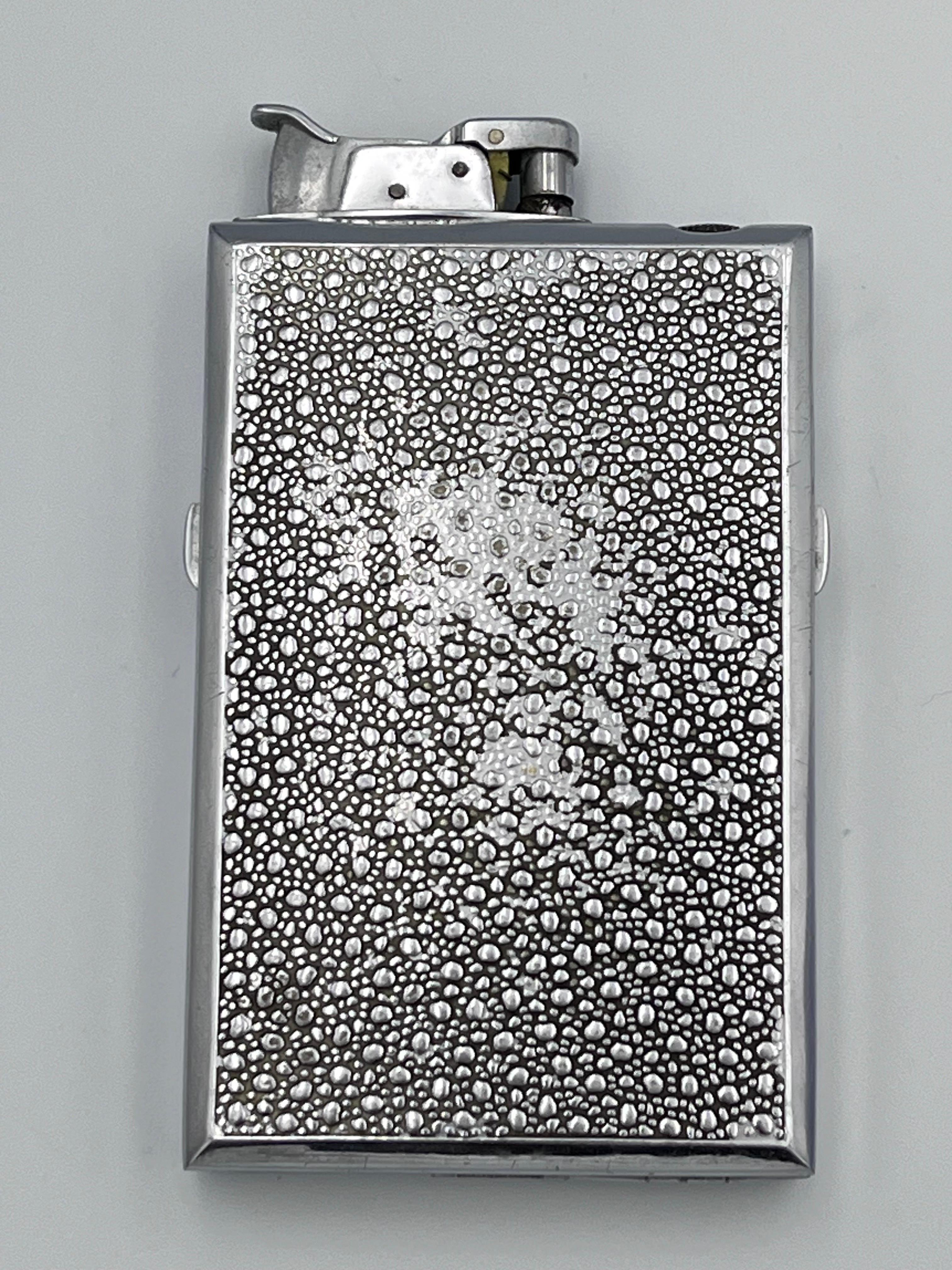 Favolosa combinazione di accendino e portasigarette in stile Art Déco anni '30, rosso e nero, design geometrico cromato e smaltato

Questa favolosa combinazione di accendino e portasigarette Art Deco degli anni '30 esemplifica l'audace eleganza