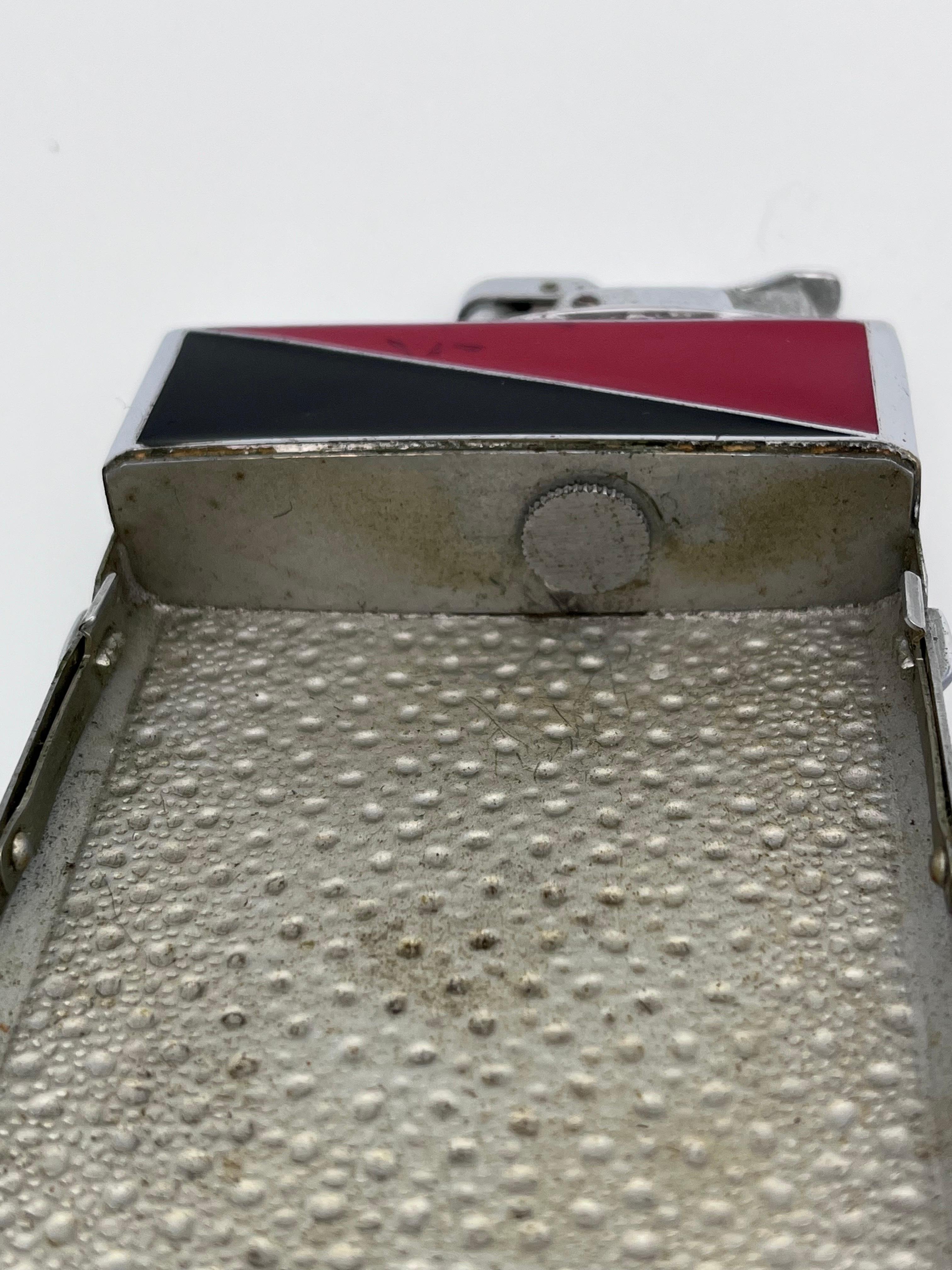 Favoloso accendino e portasigarette combinato in smalto rosso e nero degli anni '30 In condizioni buone in vendita a Red Lion, PA