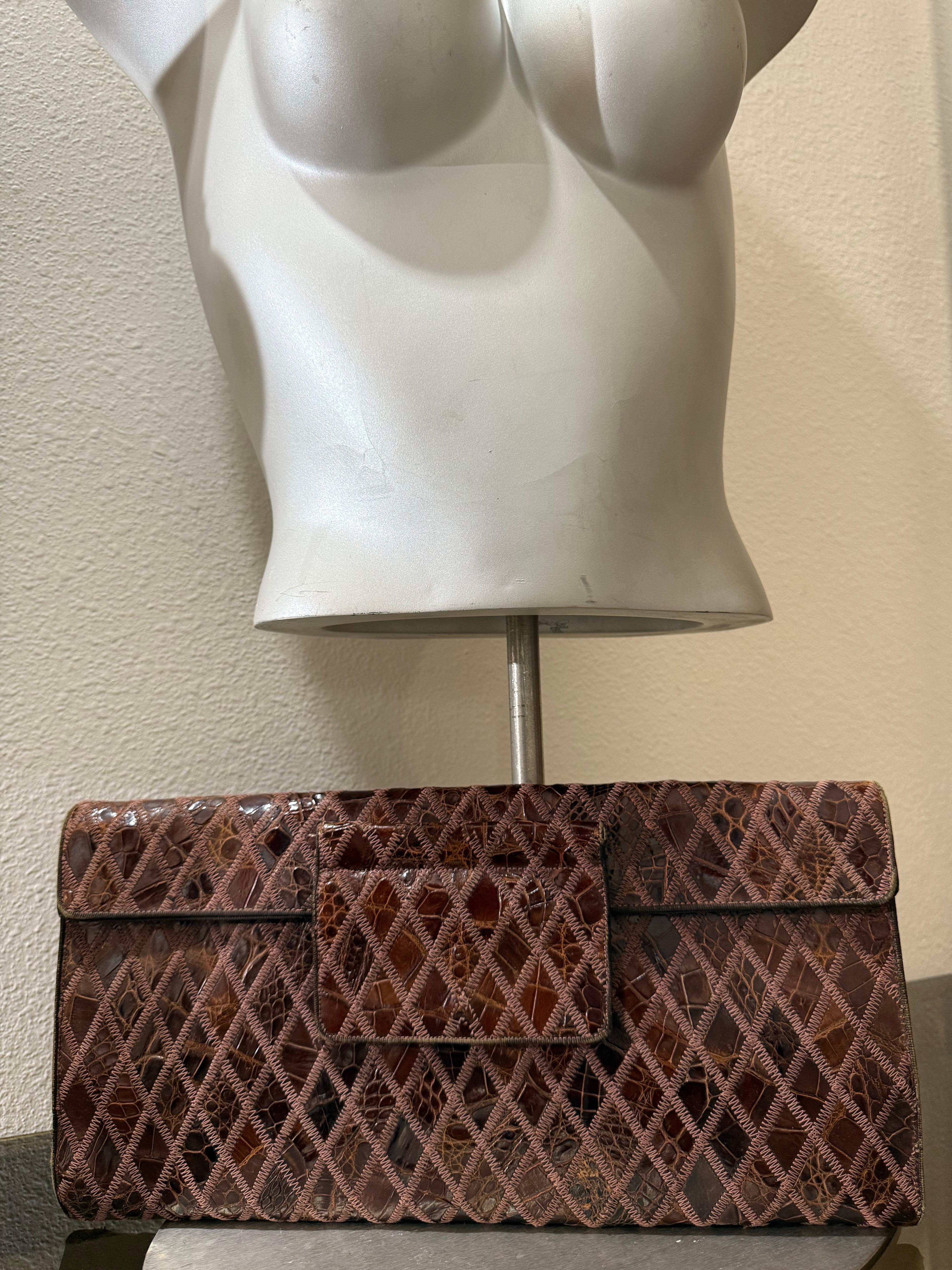 Favolosa busta con chiusura a linguetta in alligatore arlecchino marrone degli anni '40 in vendita 9