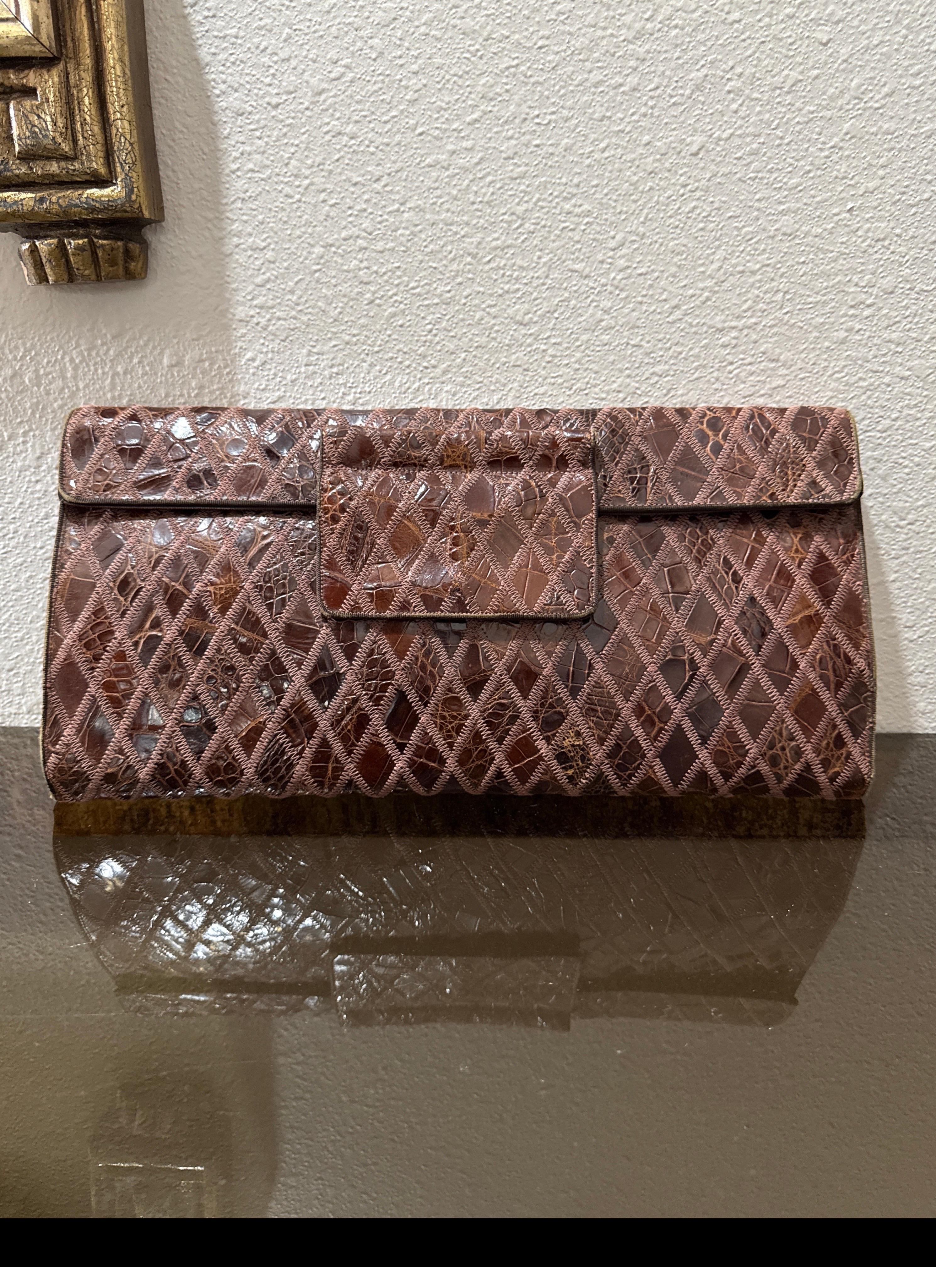 Favolosa pochette a busta con chiusura a linguetta in Alligatore Patchwork Arlecchino Marrone degli anni '40: Una grande ed elegante borsa degli anni '40, in ottime condizioni, con una fodera in raso acetato. Un classico che ospita il telefono e